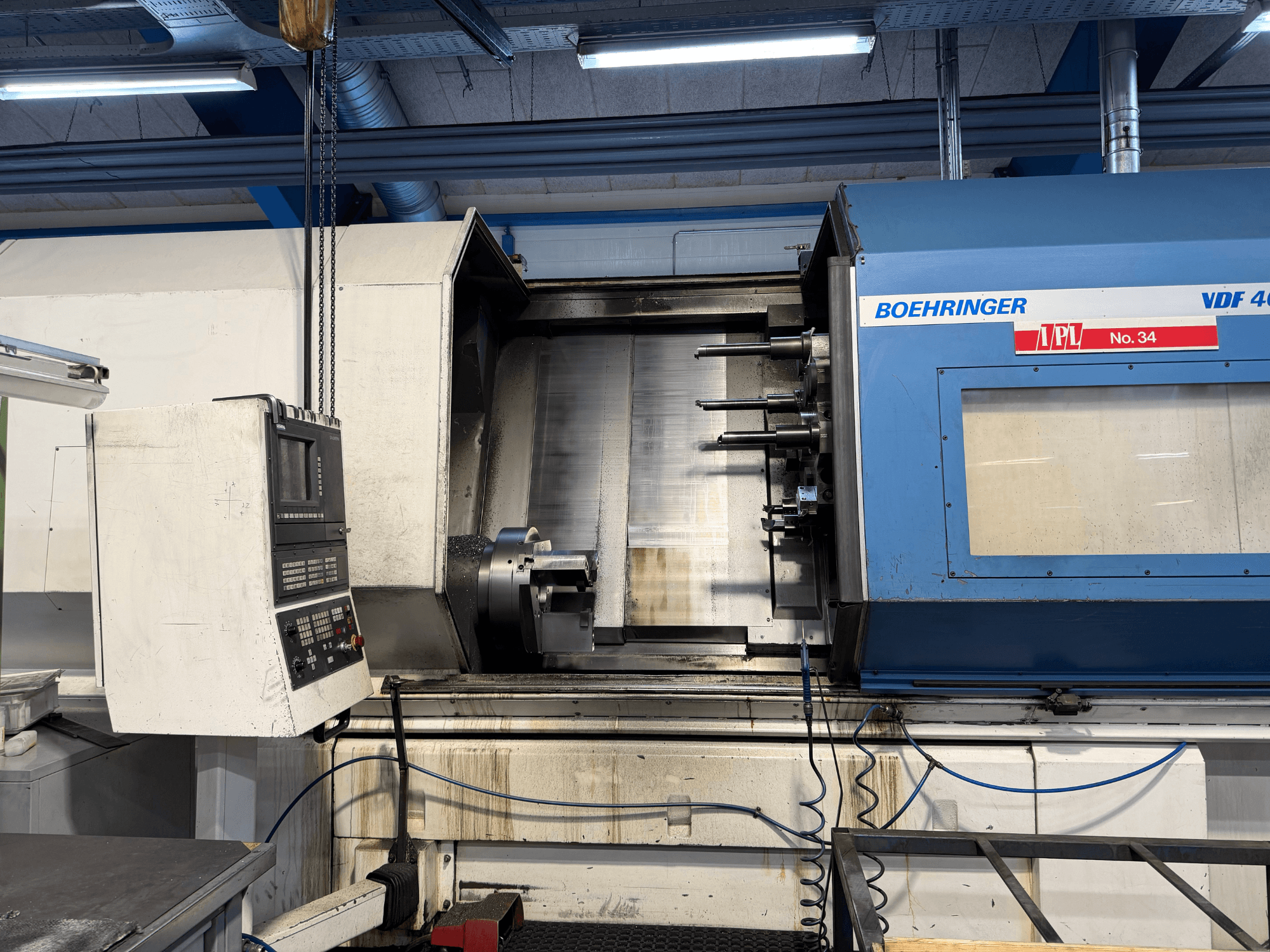 Tornio orizzontale BOEHRINGER VDF 400 CM, vista frontale che mostra il pannello di controllo e l'area di lavoro principale.