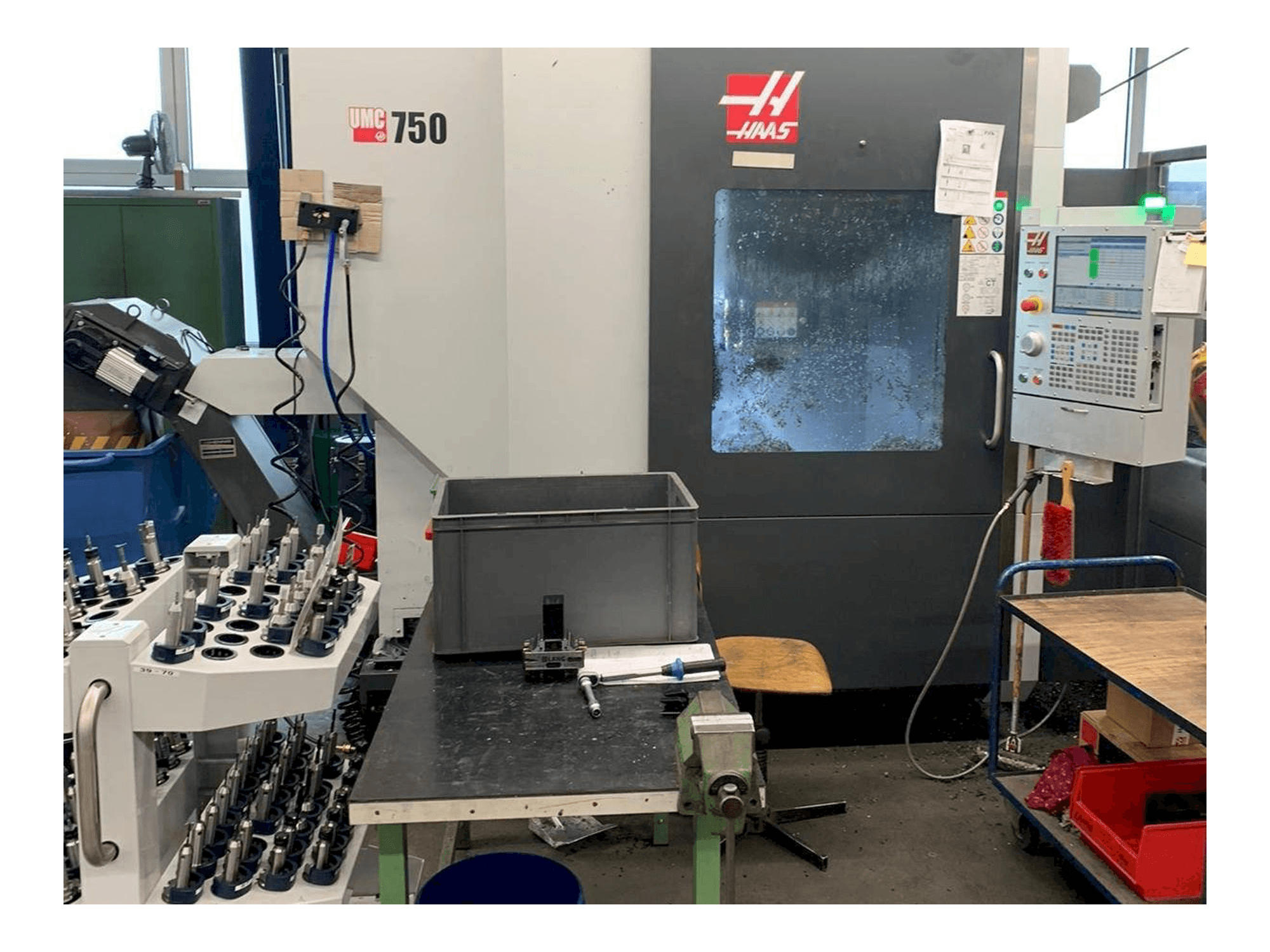 Vista frontale della macchina HAAS UMC - 750