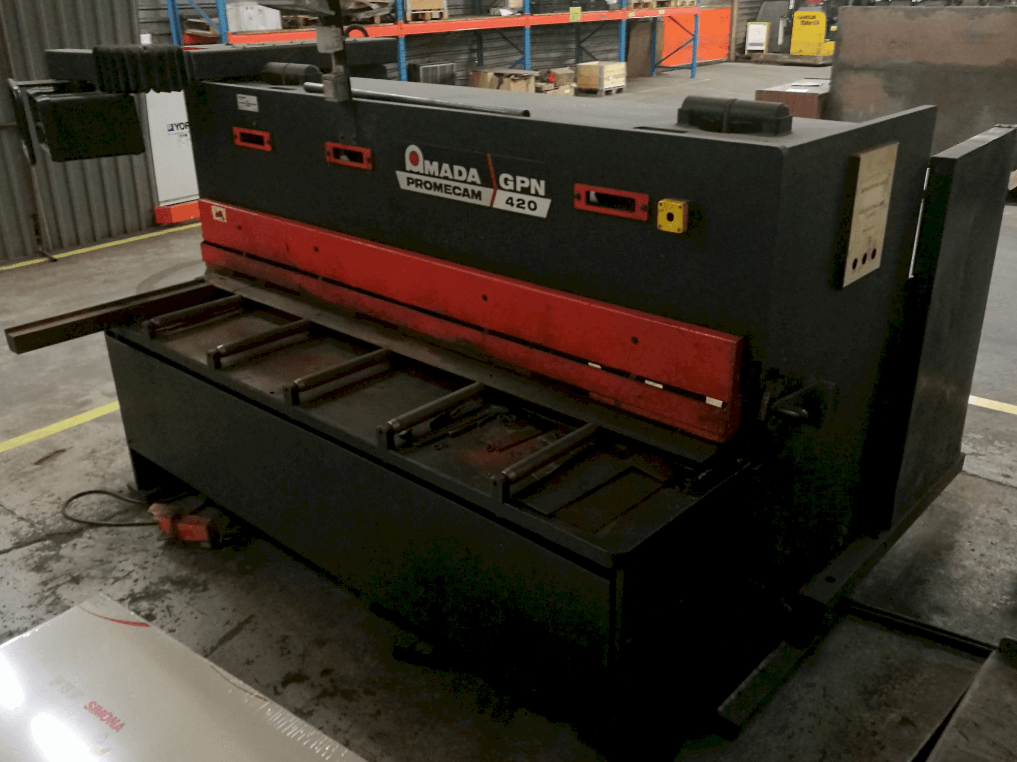 Vista lato destro della macchina AMADA PROMECAM GPN 420