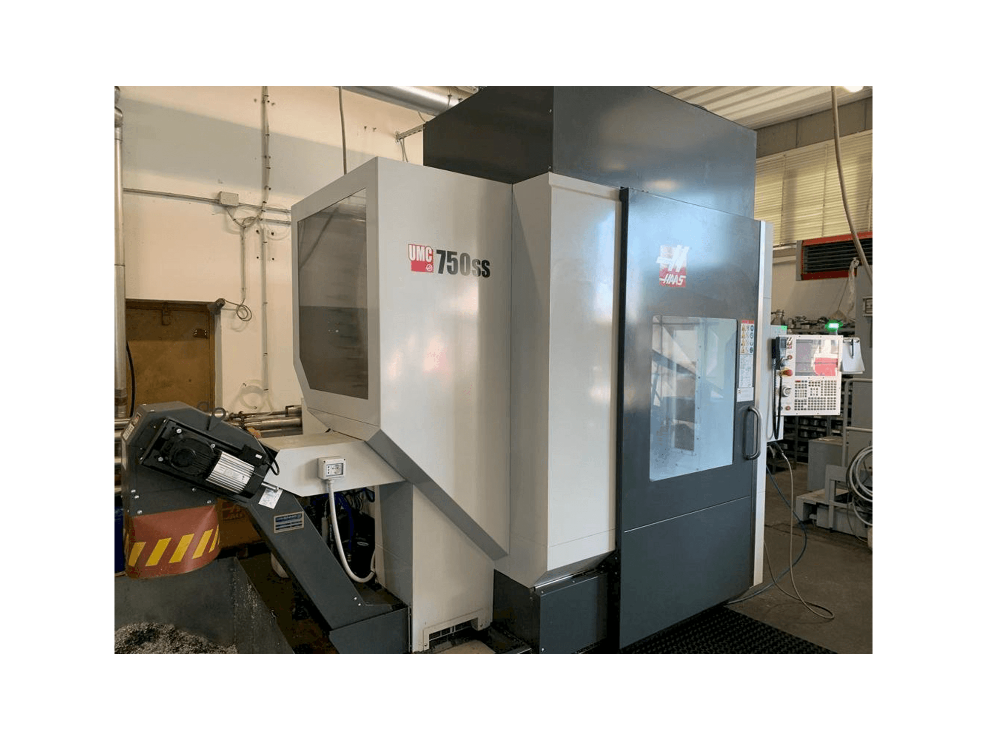 Vista frontale della macchina HAAS UMC 750SS
