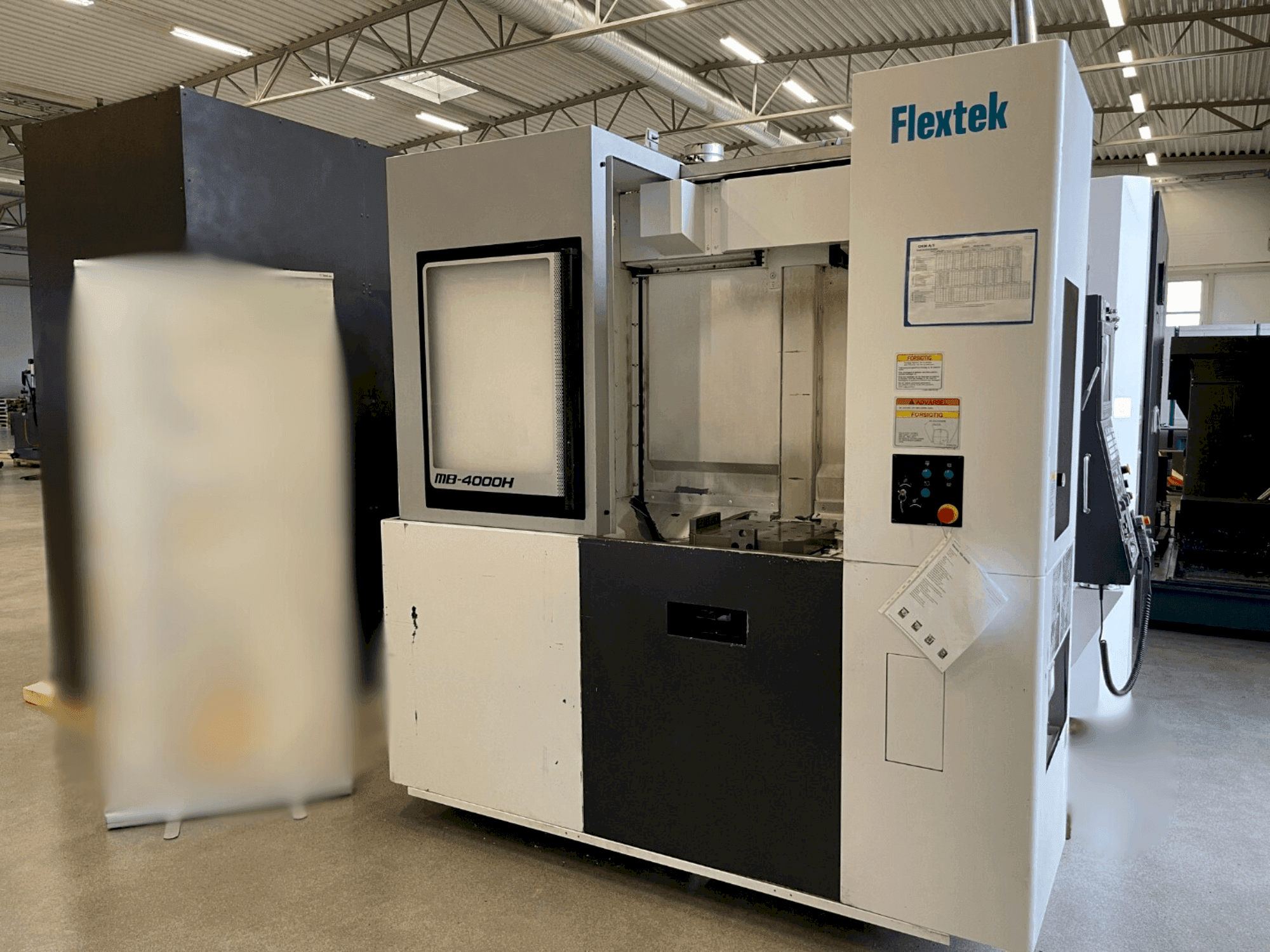 Vista frontale della macchina Okuma MB-4000H