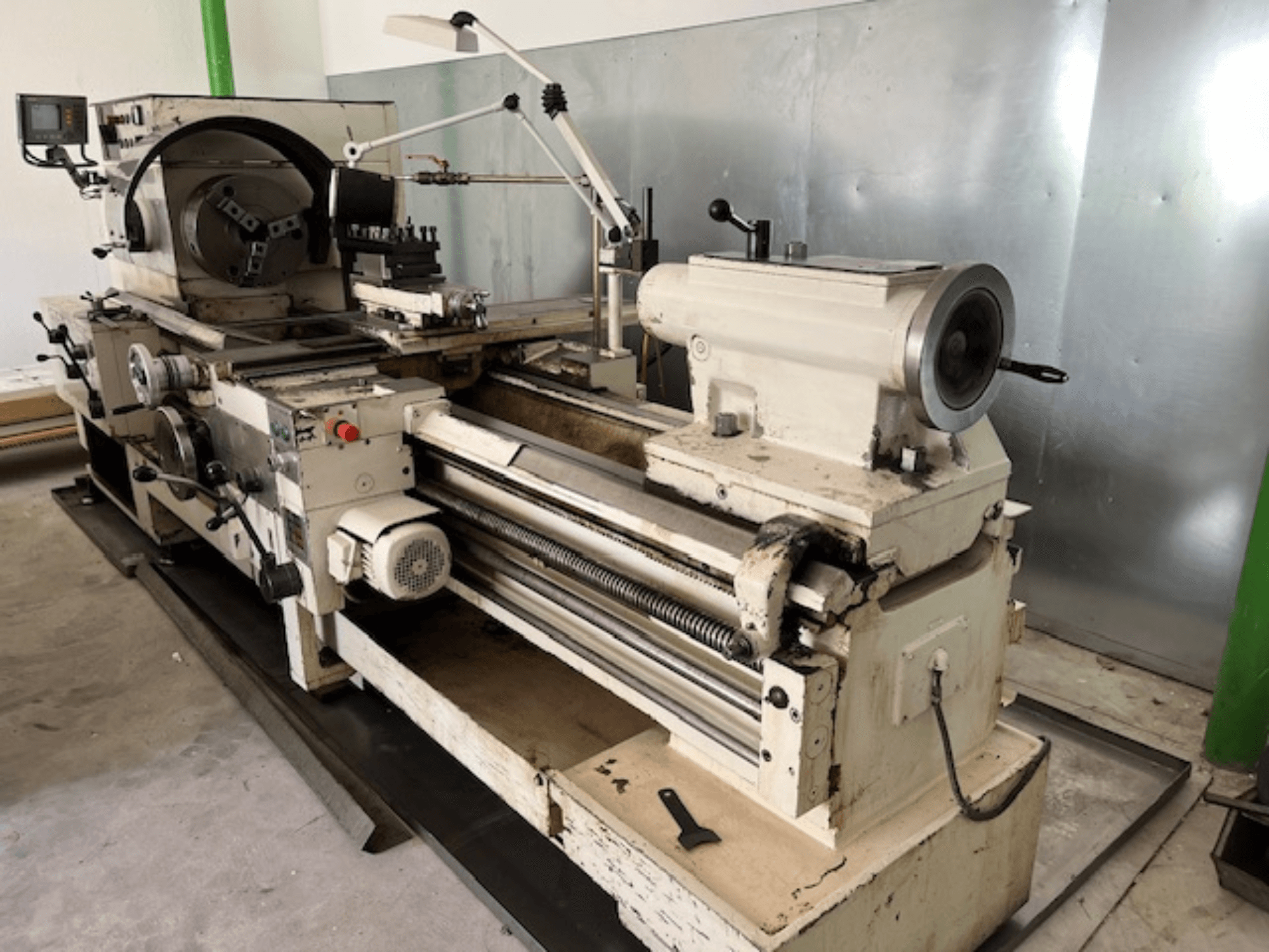 Tornio metallico d'epoca con pannello di controllo e utensili, vista laterale, con elementi operativi e finitura del metallo.