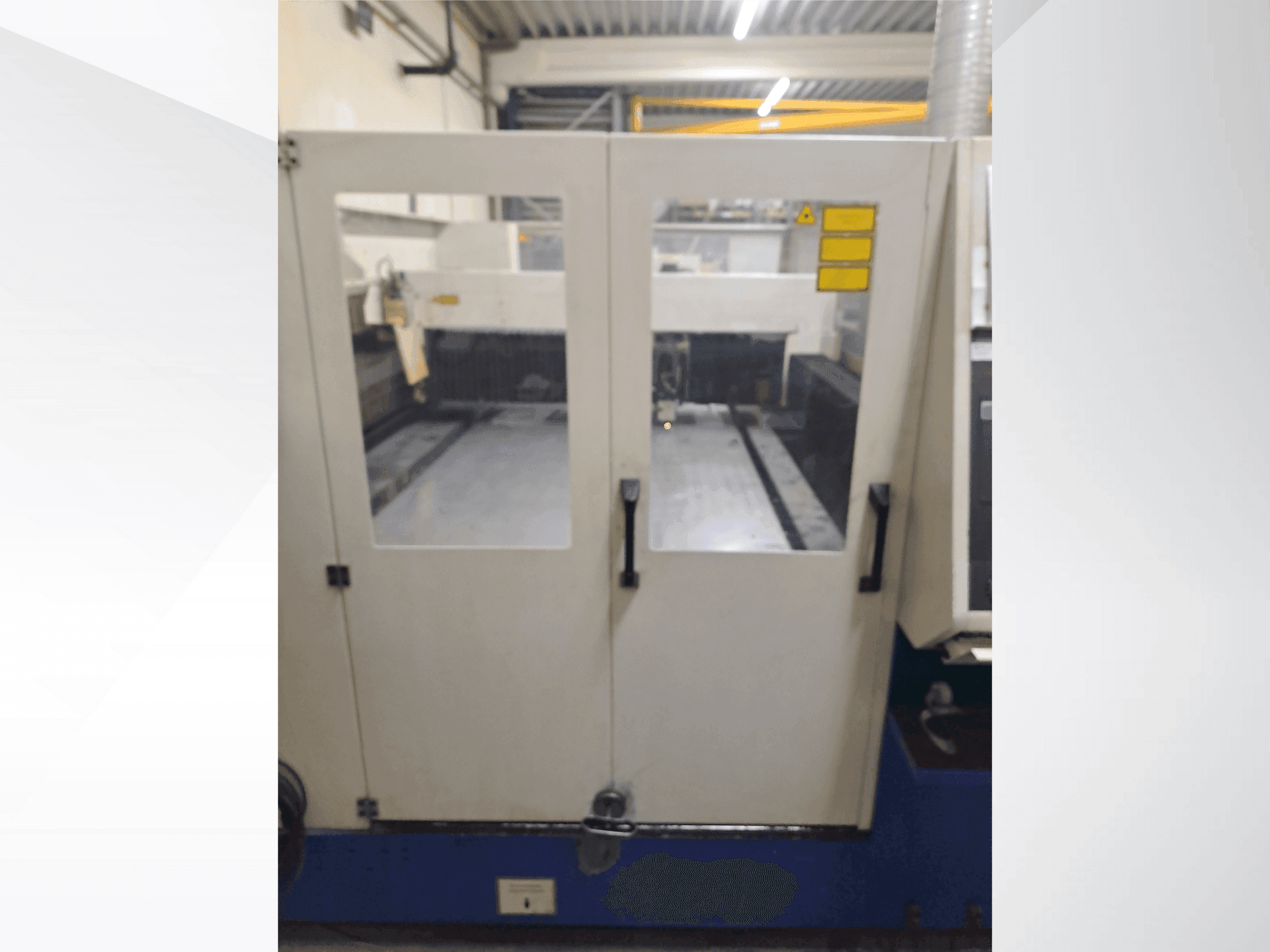 Vista frontale della macchina TRUMPF TRUMATIC 3030