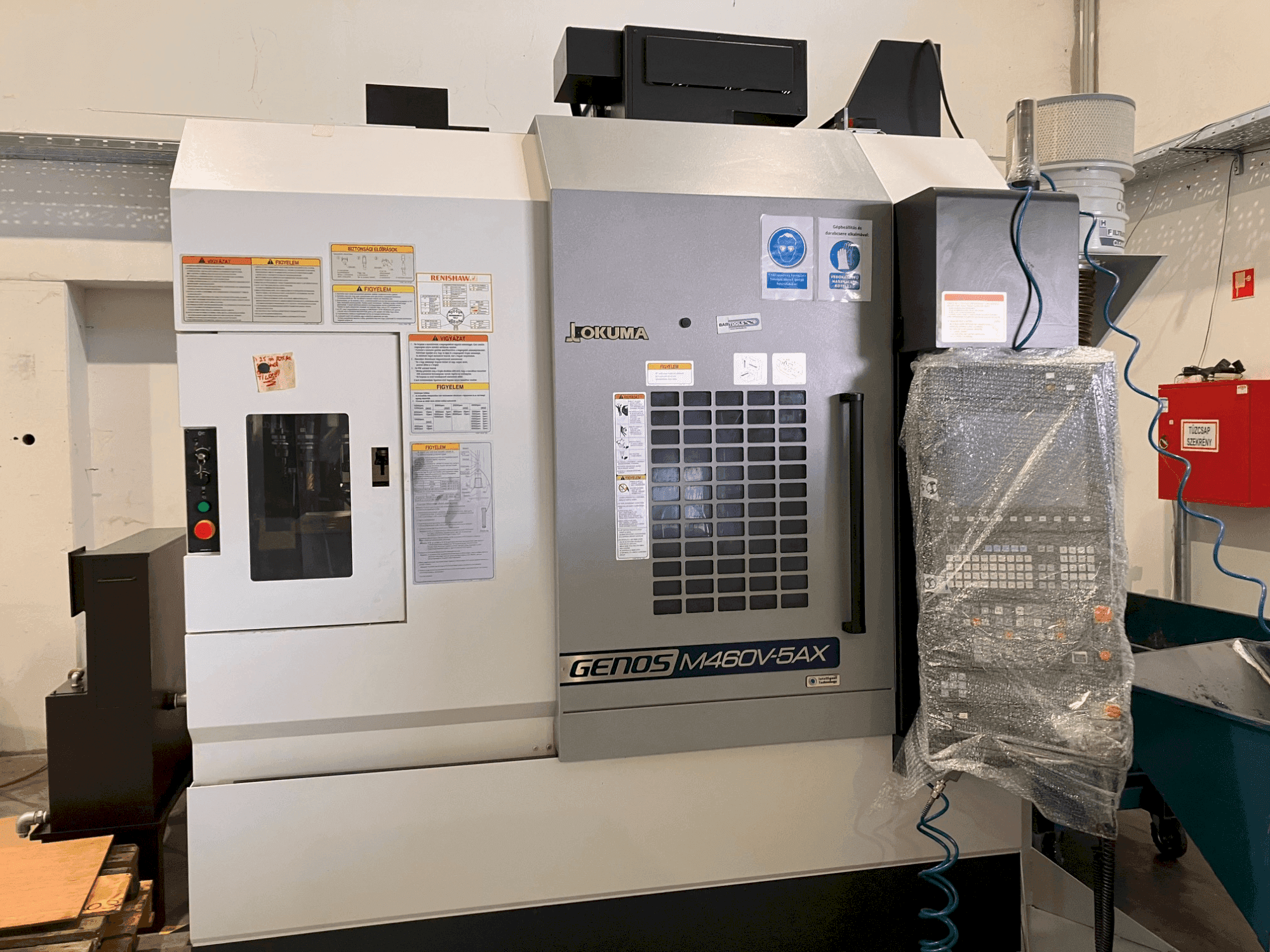 Vista frontale della macchina Okuma GENOS M460V-5AX