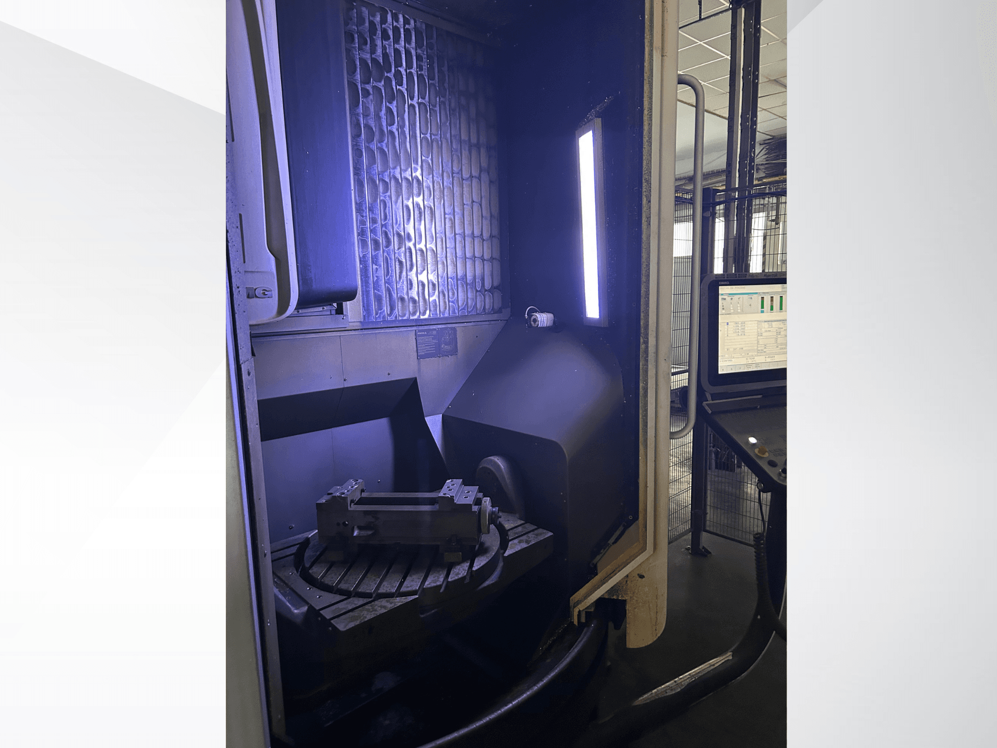 Centro di lavorazione verticale DMG MORI DMU 65 MonoBlock, vista frontale che mostra la tavola rotante con il pezzo in lavorazione e il pannello di controllo.
