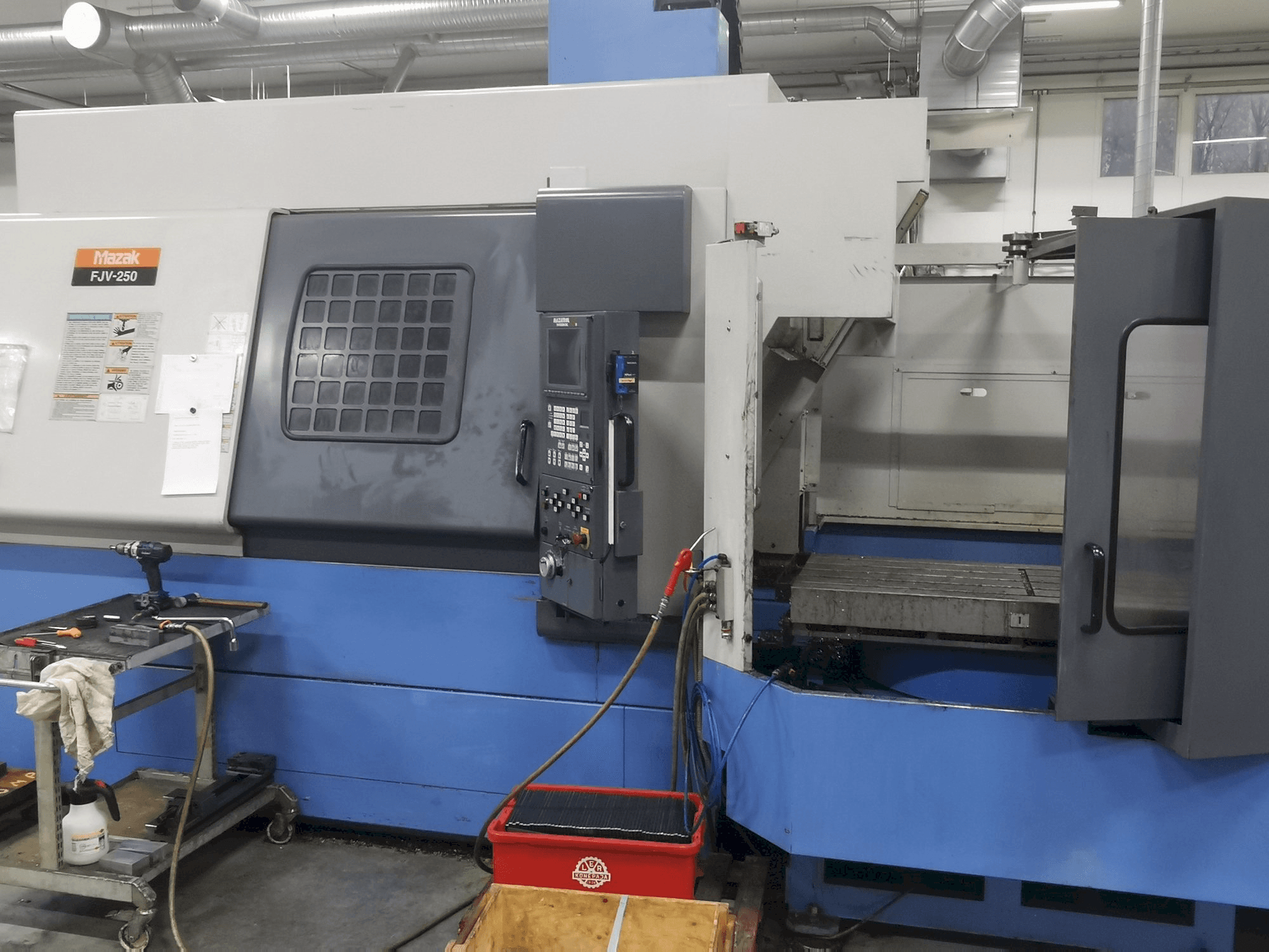 Vista frontale della macchina Mazak FJV250