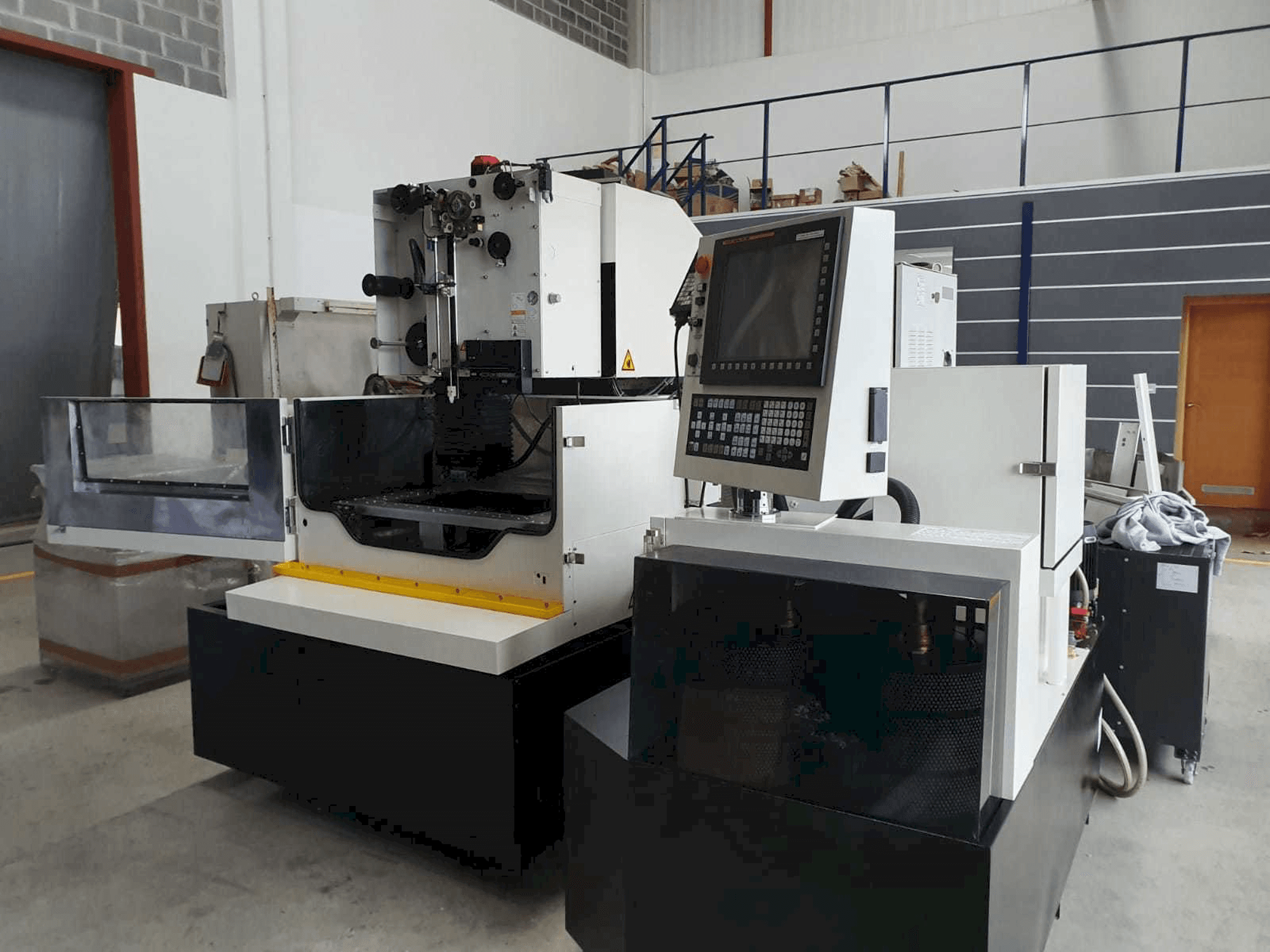 Vista frontale della macchina FANUC Robocut α-1iE