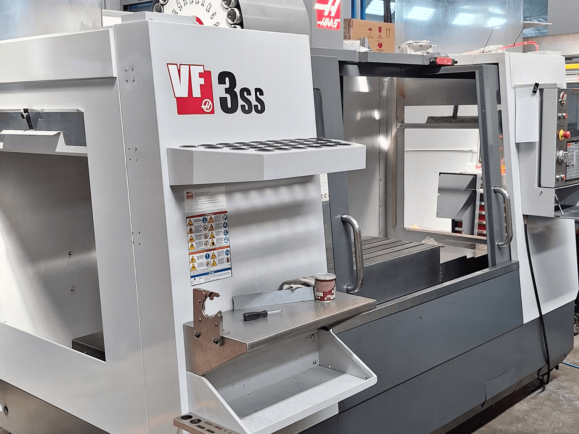 Centro di lavoro verticale Haas VF-3SS, vista frontale, con pannello di controllo, portautensili e area di lavoro.