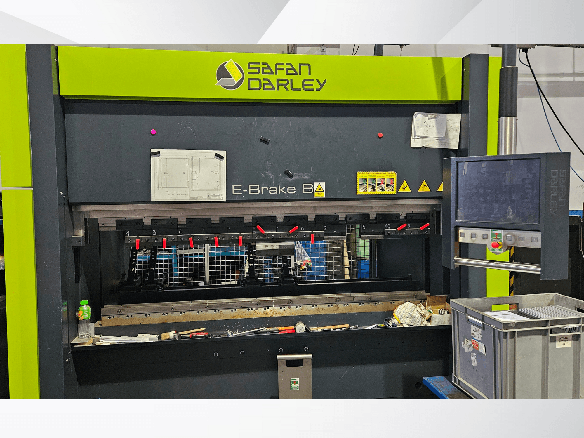 Pressa piegatrice idraulica Safan Darley E-Brake B4 in vista frontale, con comandi, protezioni di sicurezza e varie pinze.