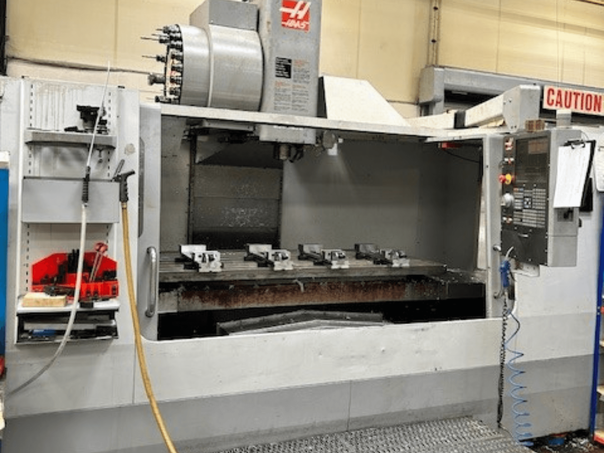 Centro di lavoro verticale HAAS VF-9/40HE, vista frontale, con portautensili e accessori visibili sul lato.