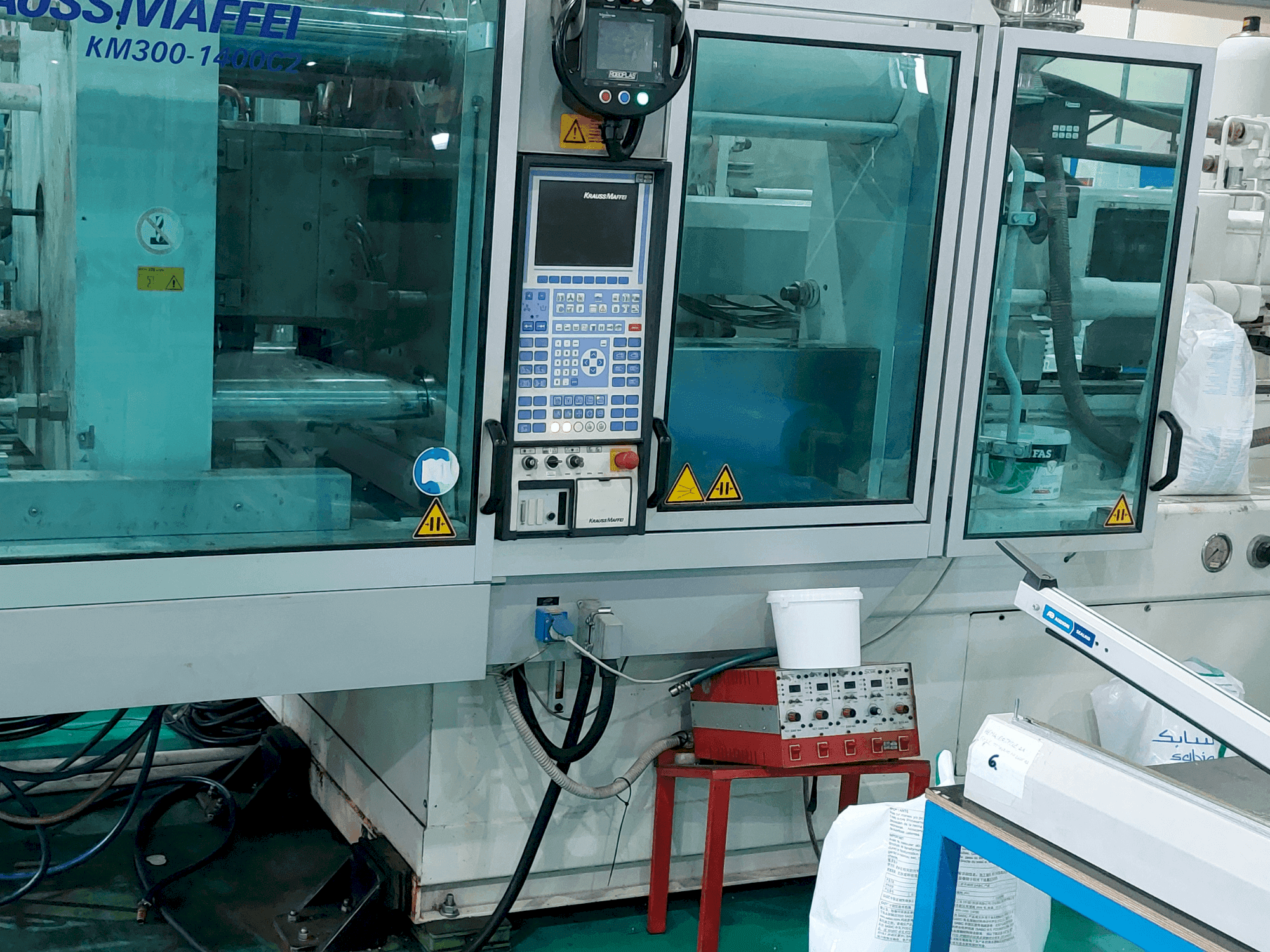 Vista frontale della macchina Krauss Maffei 300 – 1400 C2