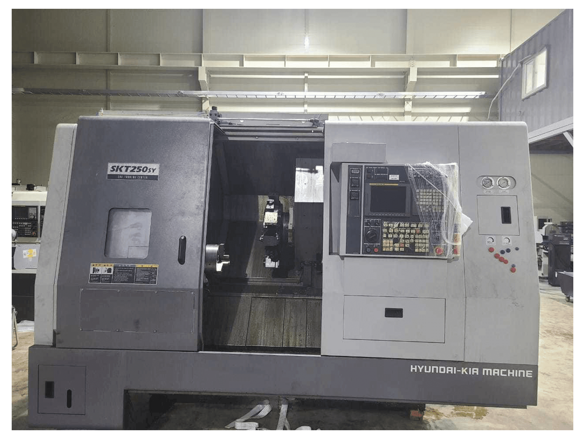 Vista frontale della macchina Hyundai Kia SKT250SY