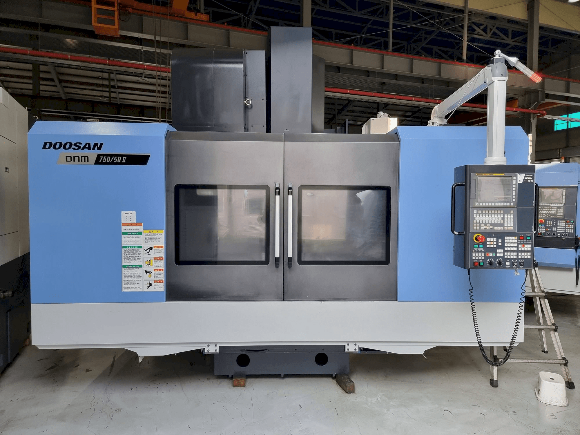 Vista frontale della macchina Doosan DNM750/50 II