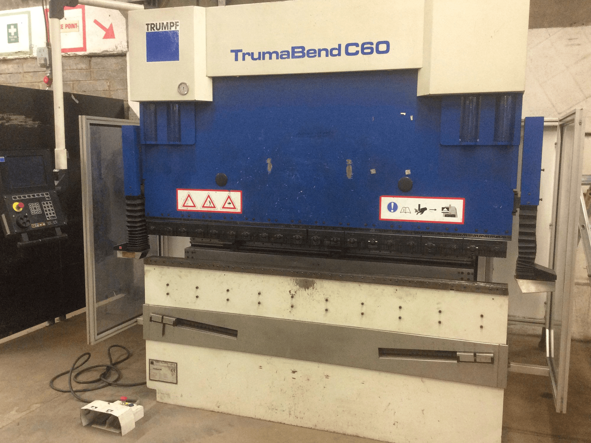 Vista frontale della macchina Trumpf TrumaBend C60