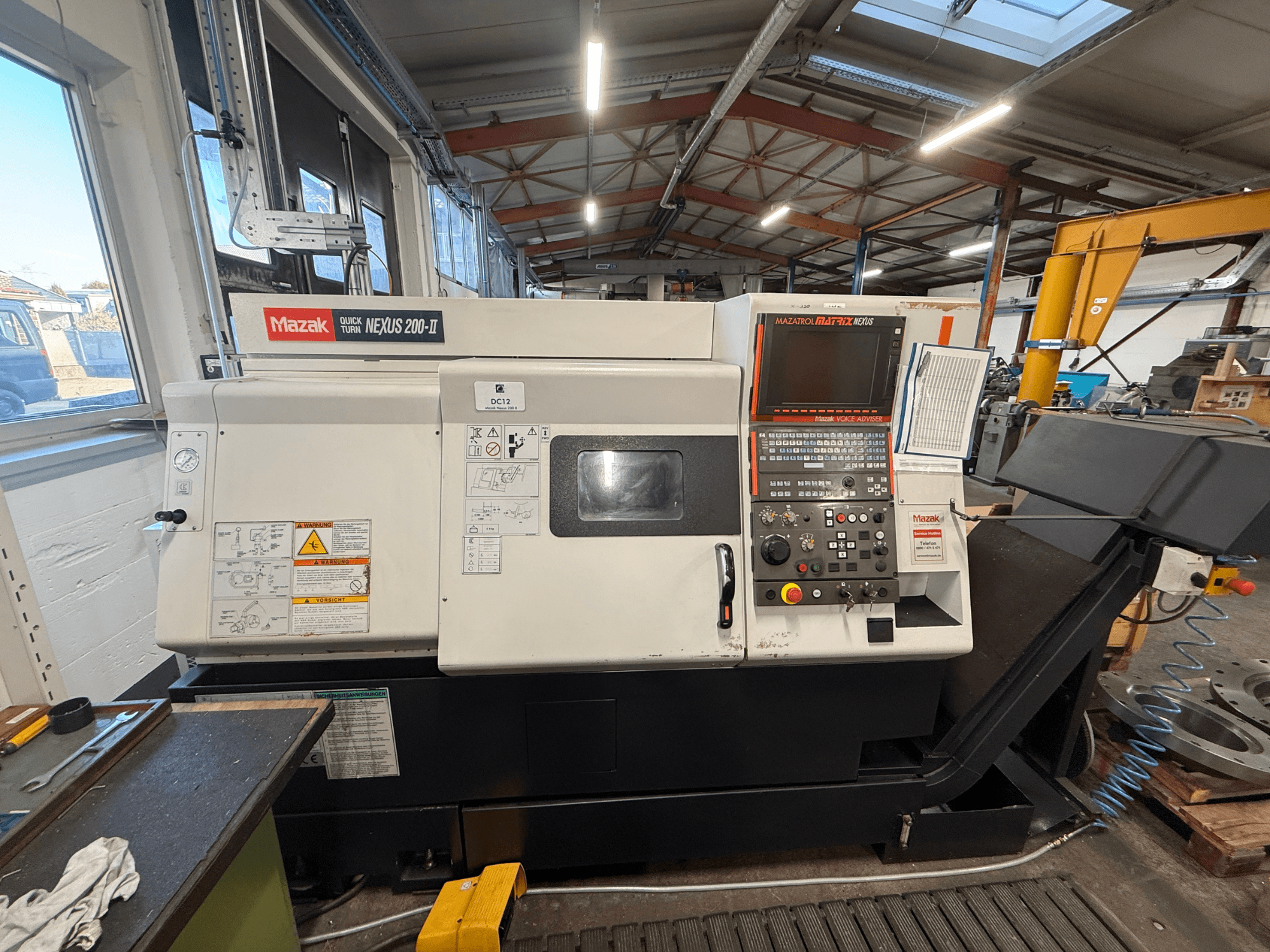 Tornio orizzontale Mazak QUICK TURN NEXUS 200-II, vista frontale, con in primo piano il pannello di controllo e le caratteristiche operative.