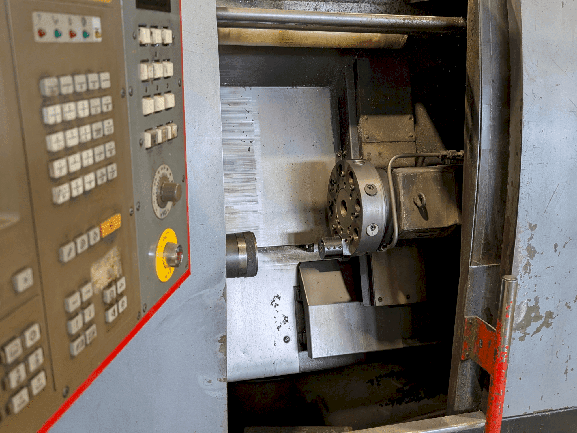 Vista frontale della macchina EMCO EMCOturn 340