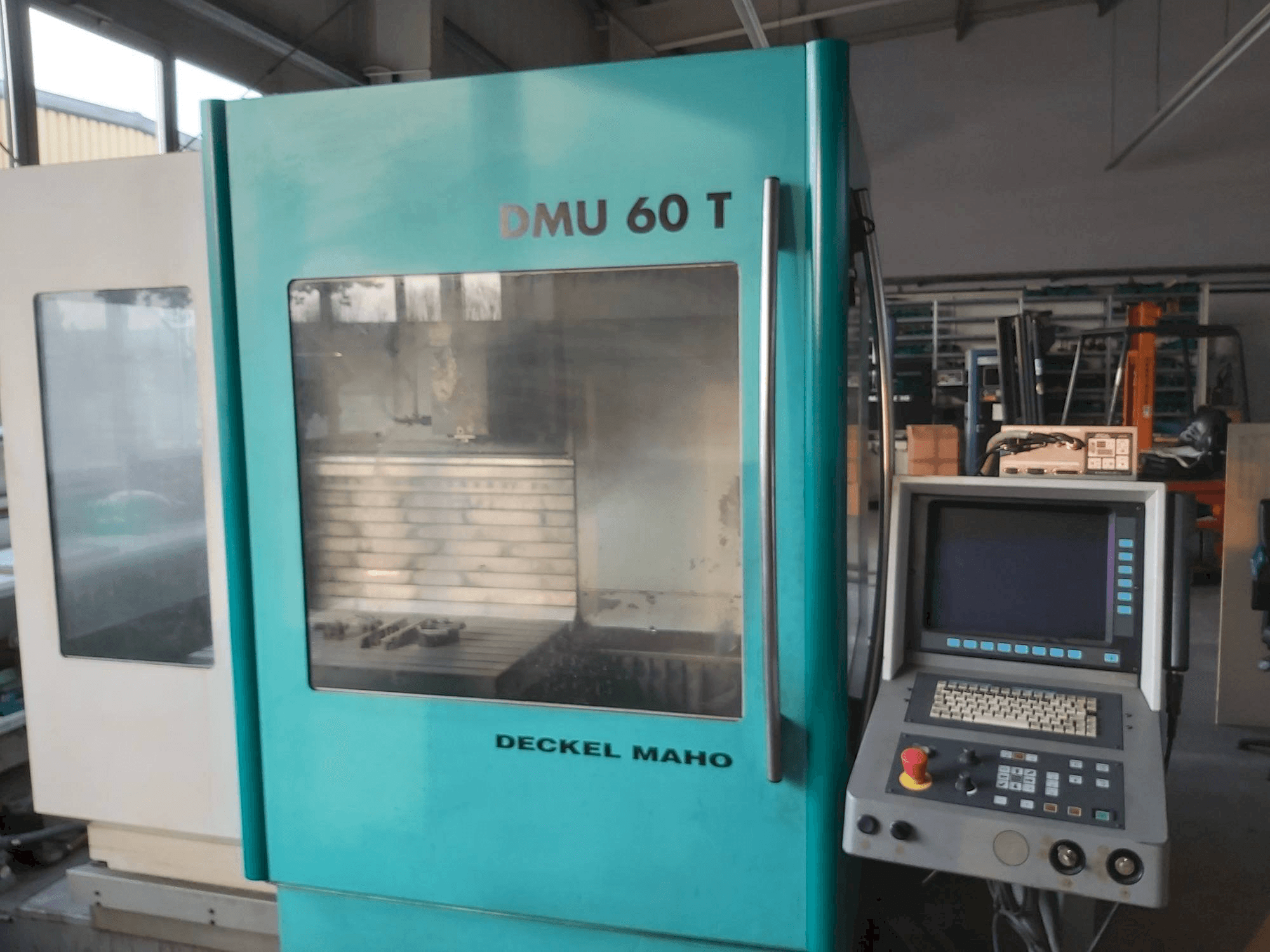 Vista frontale della macchina DECKEL MAHO DMU 60 T