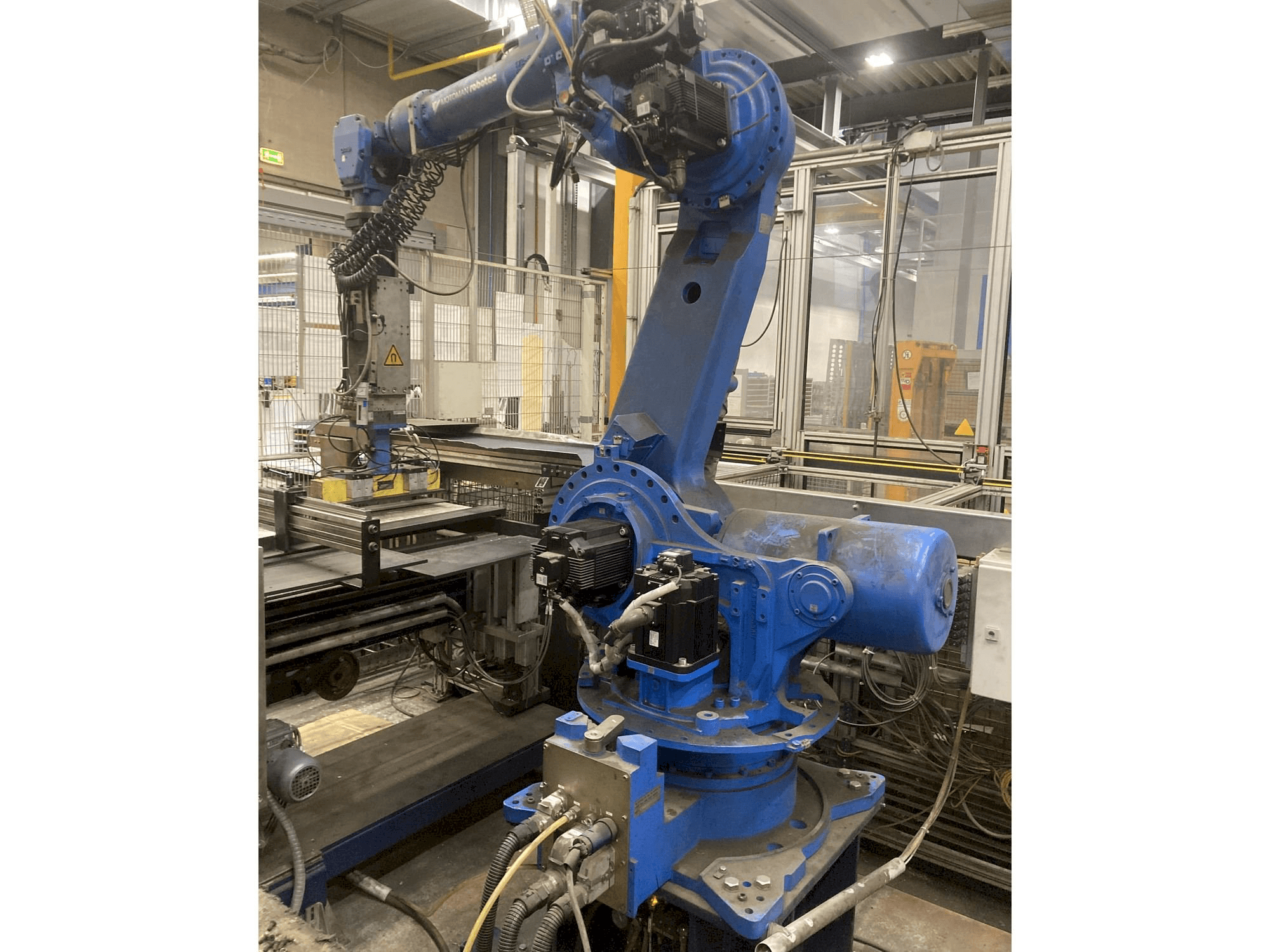 Vista frontale della macchina Yaskawa Motoman ES165