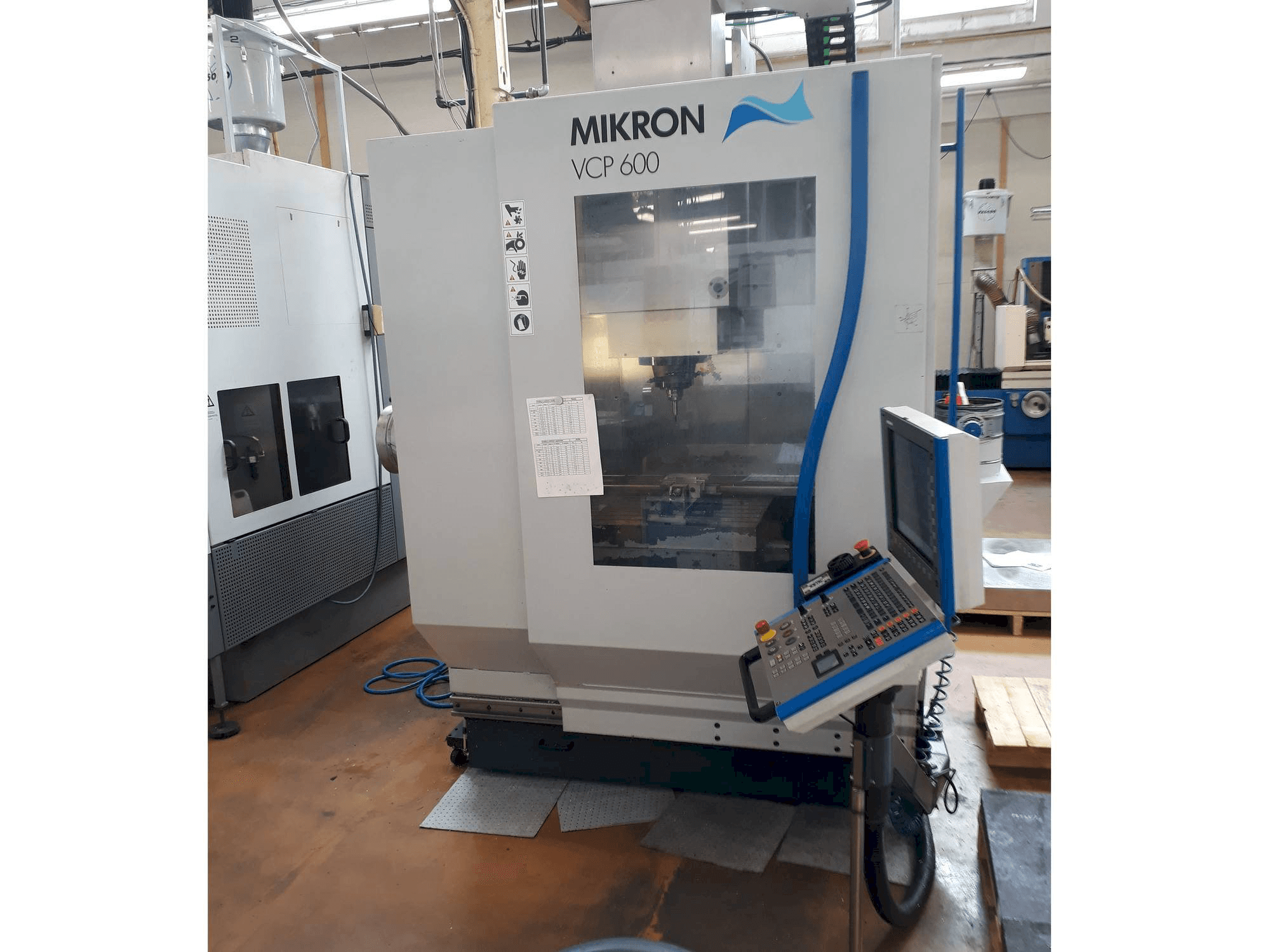 Vista frontale della macchina MIKRON VCP 600