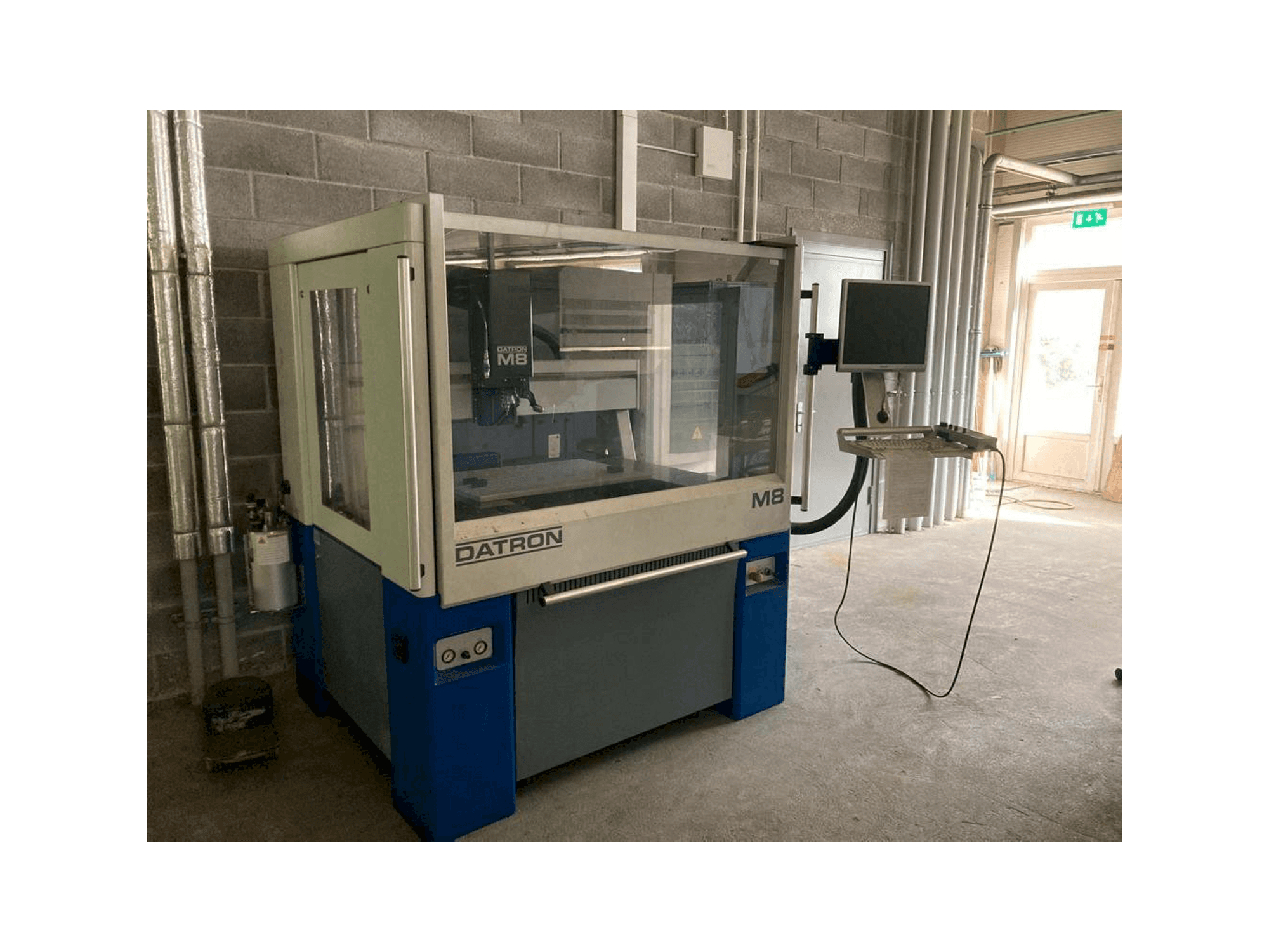 Vista frontale della macchina Datron M8A