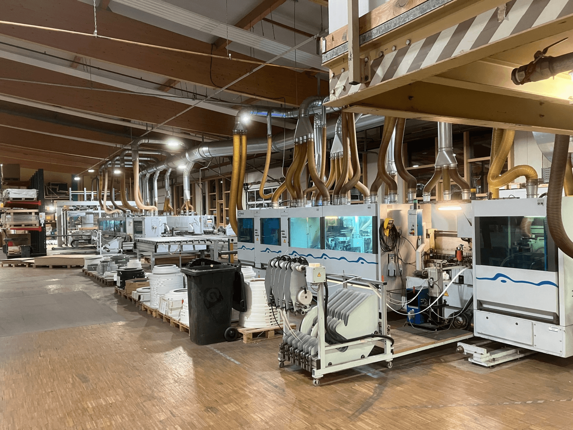 Bordatrice bifacciale HOMAG KBZ KFR20 vista di profilo, dotata di sistema di canalizzazione dell'aria e accessori, in un ambiente di officina.