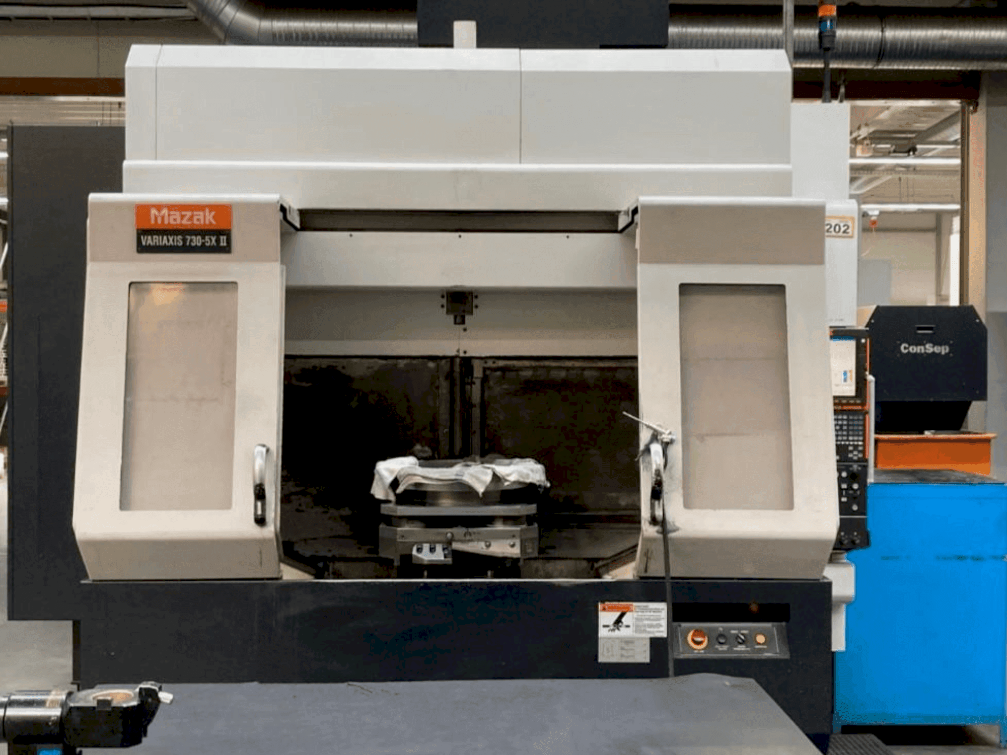 Vista frontale della macchina Mazak VARIAXIS 730/5X II