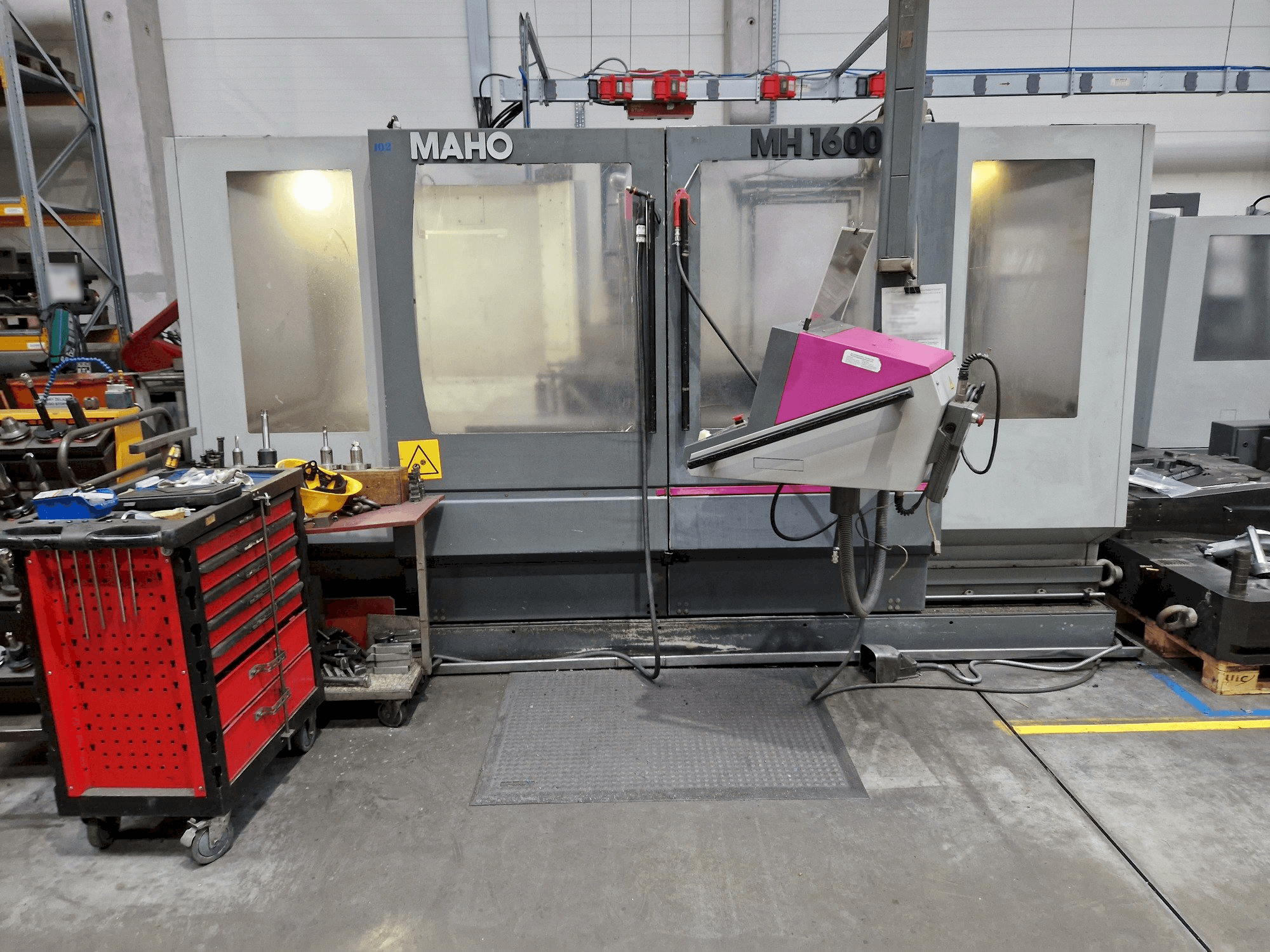 Vista frontale della macchina Maho MH 1600 W