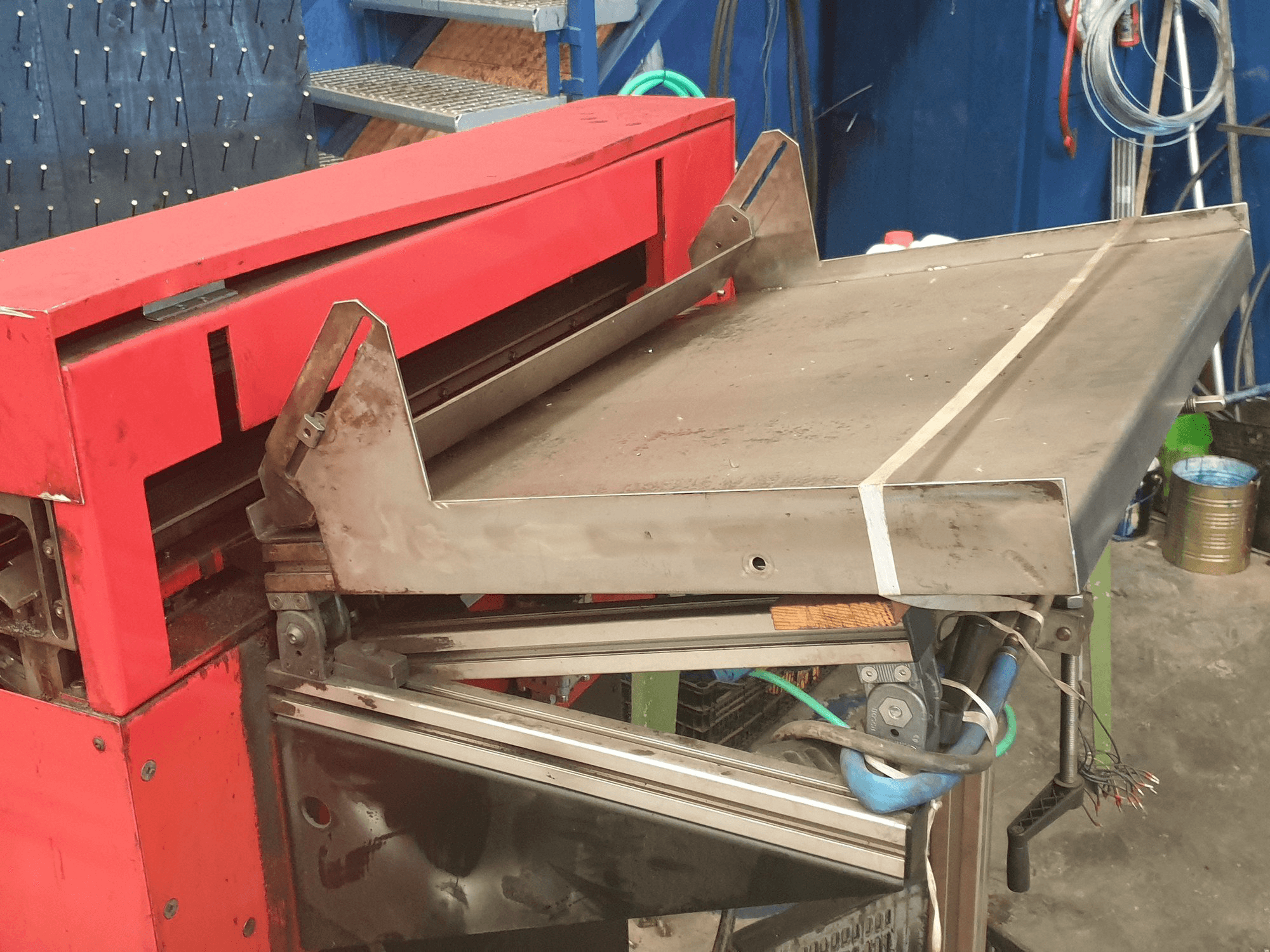 Vista laterale sinistra della macchina EMCO LM 800