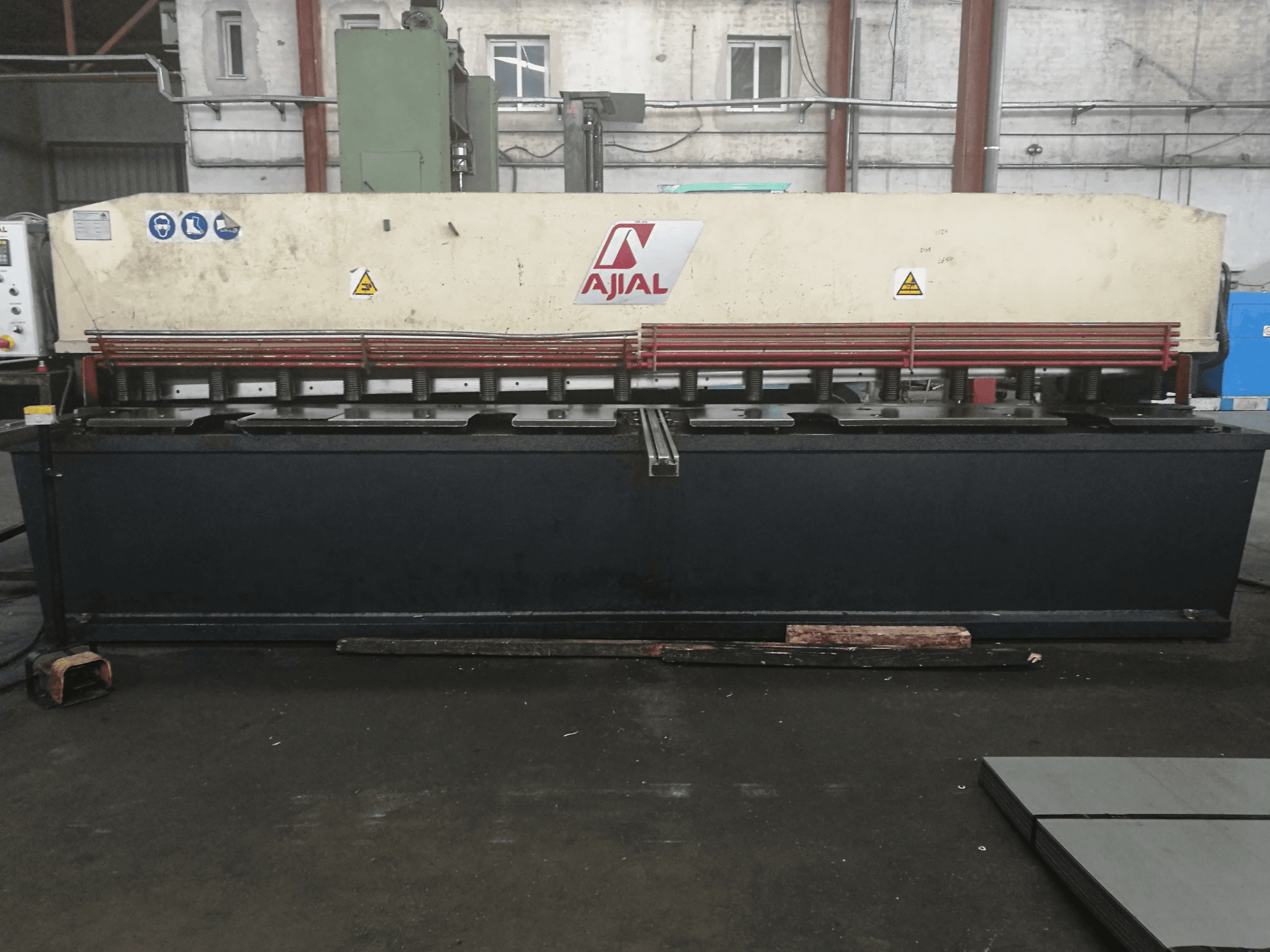 Vista frontale della macchina Ajial CB-640