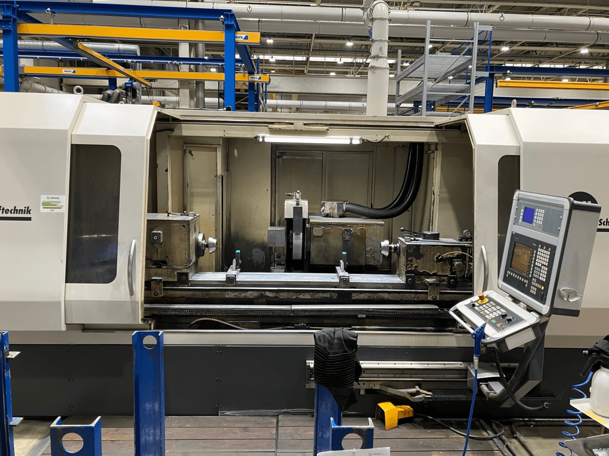 Rettificatrice cilindrica GEIBEL & HOTZ RS 2000 CM-DS, vista frontale che mostra il pannello di controllo e l'area di rettifica.