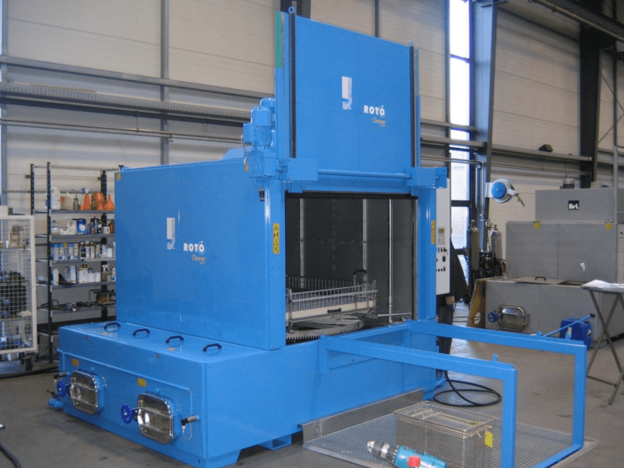 Macchina utensile BVL RC 1950 RW 2T in blu, vista frontale, che mostra l'ingresso del pulitore e il cesto per i pezzi.