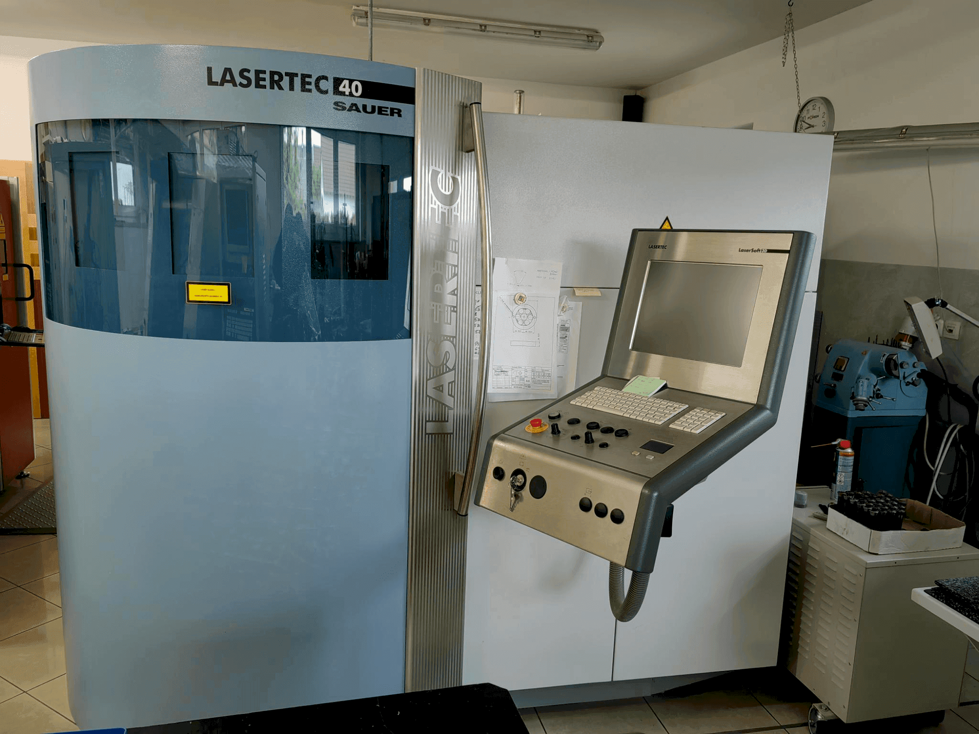 Vista frontale della macchina DMG SAUER LASERTEC 40 (2008)
