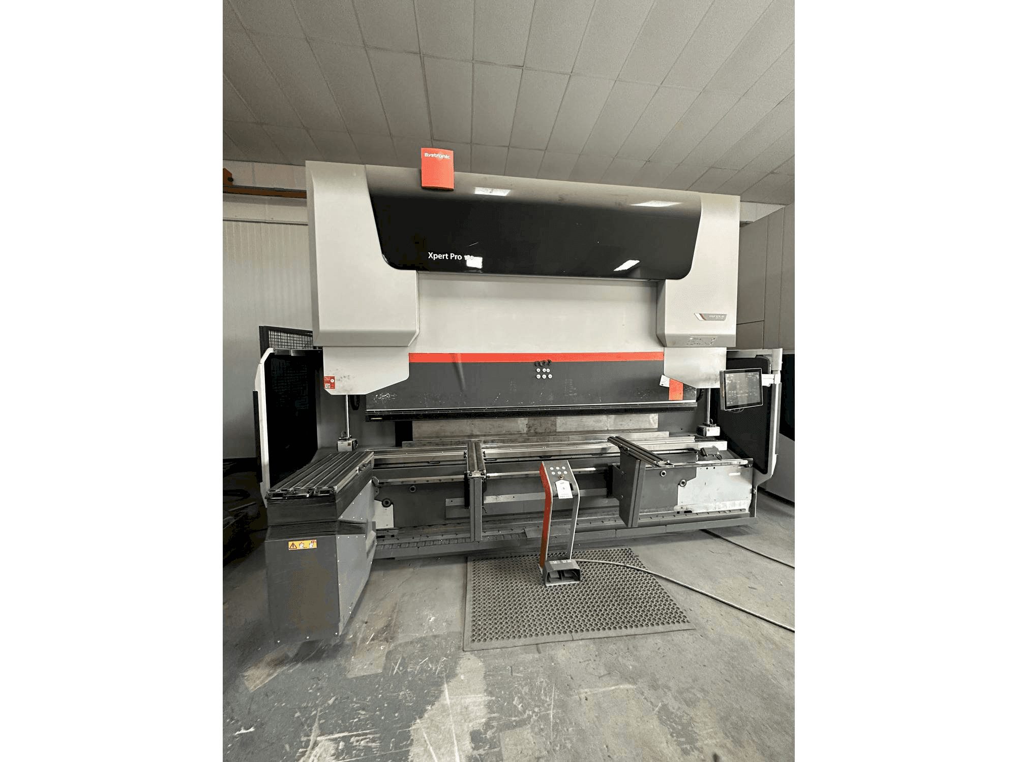 Vista frontale della macchina Bystronic Xpert 150/3100