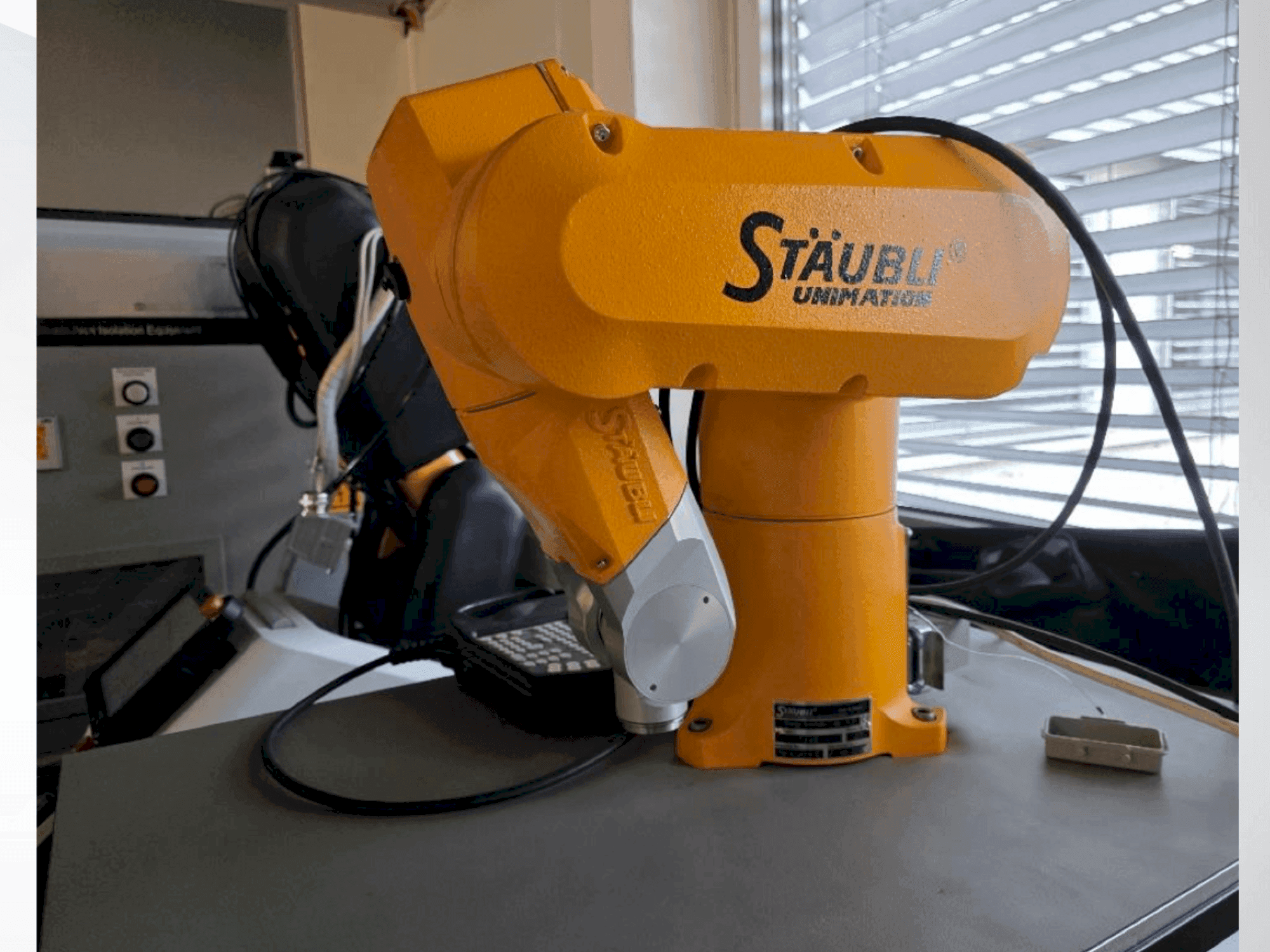 Vista frontale della macchina STAUBLI TX40