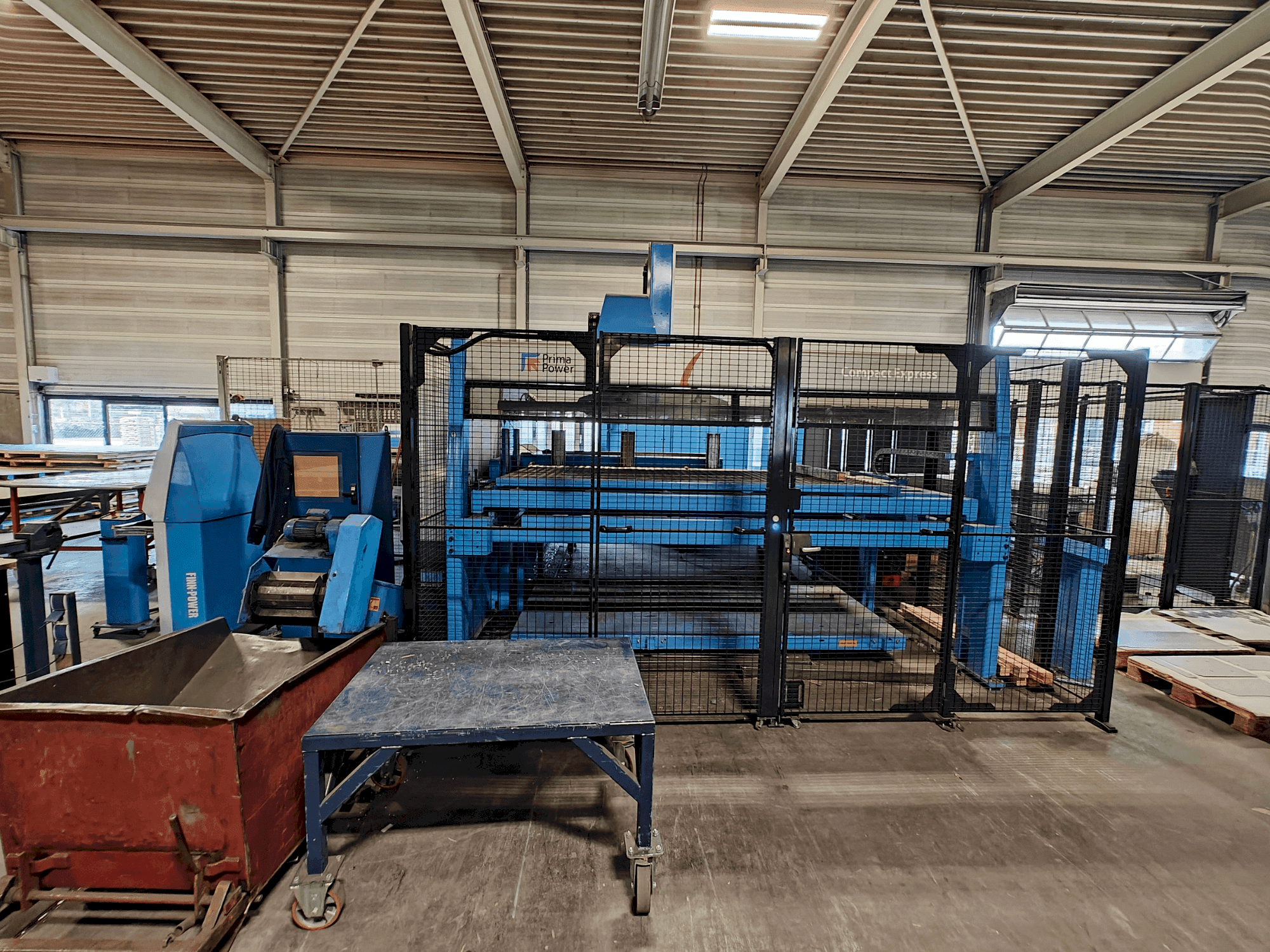 Vista frontale della macchina Finn-Power C6 + Compact Express