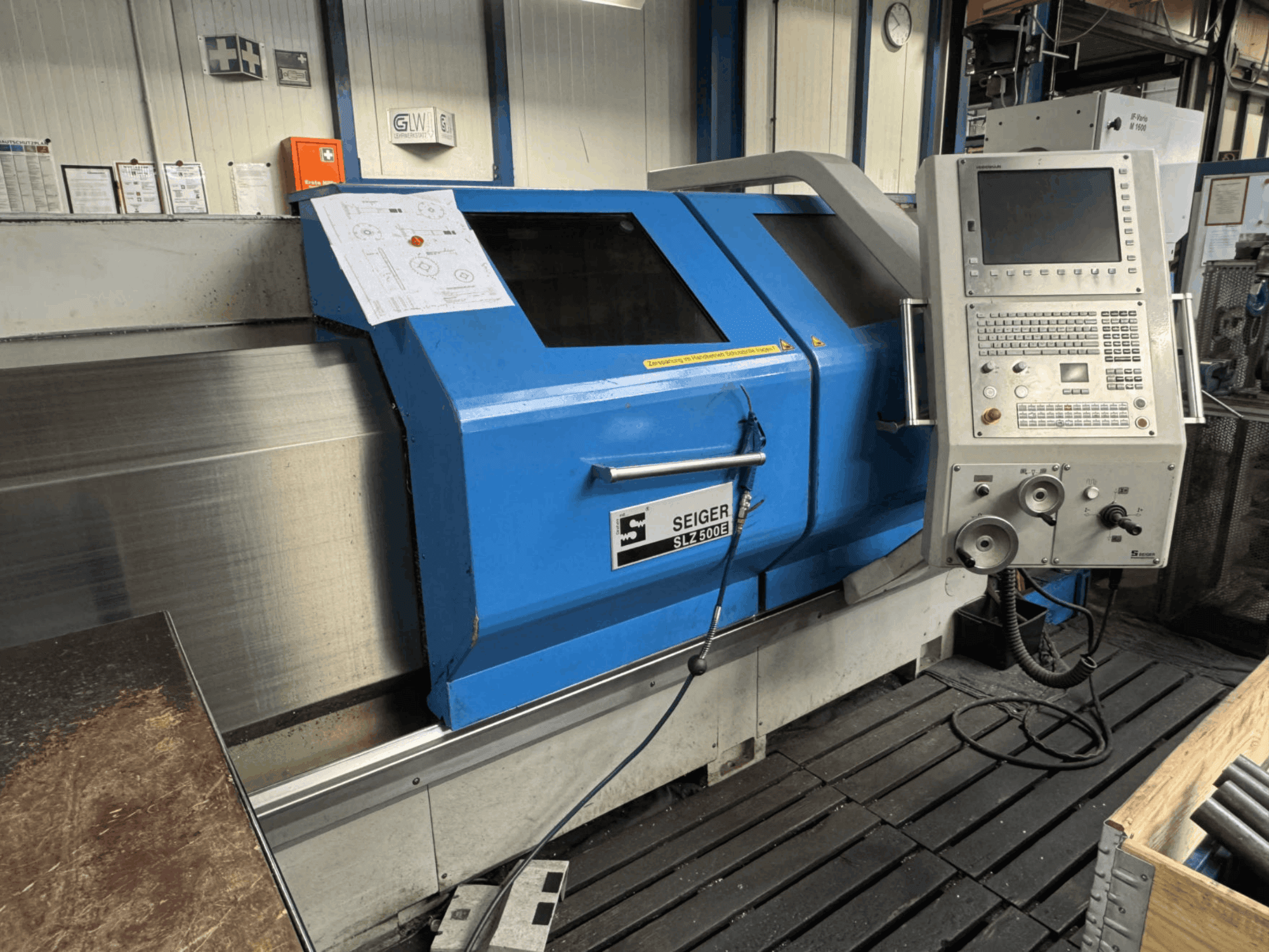 Vista frontale del tornio orizzontale SEIGER SLZ 500E con pannello di controllo, carrozzeria blu e disegno tecnico in primo piano.