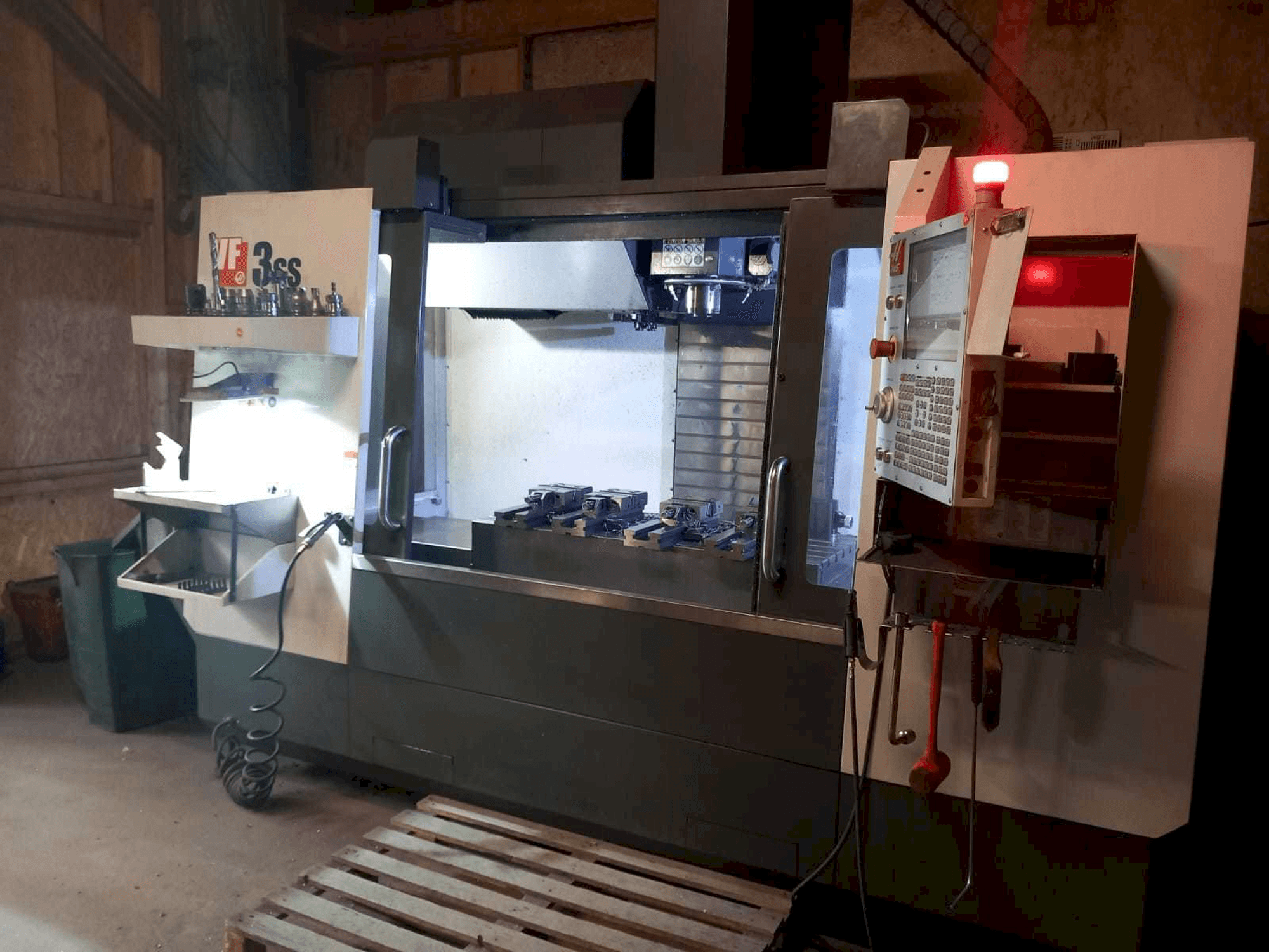 Vista frontale della macchina HAAS VF3SS