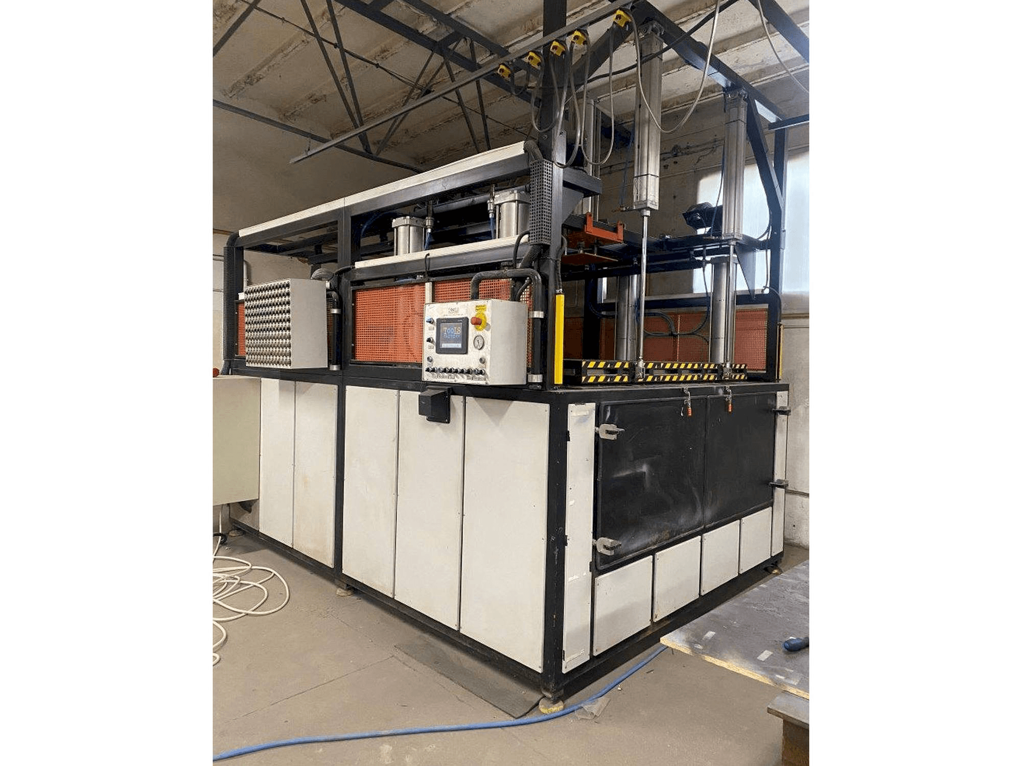 Vista frontale della macchina Tools Factory Millenium 300