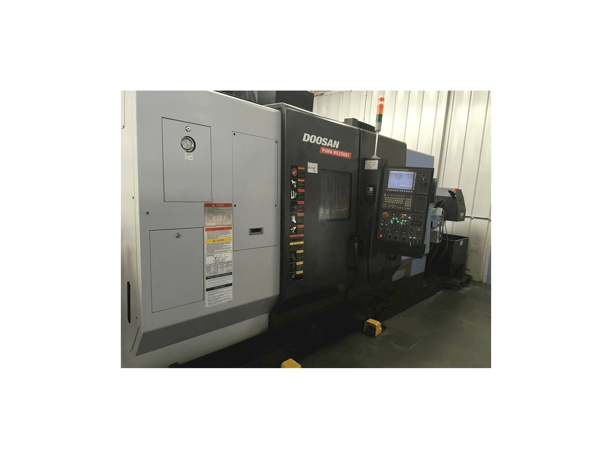 Vista frontale della macchina Doosan Puma MX 2100 ST