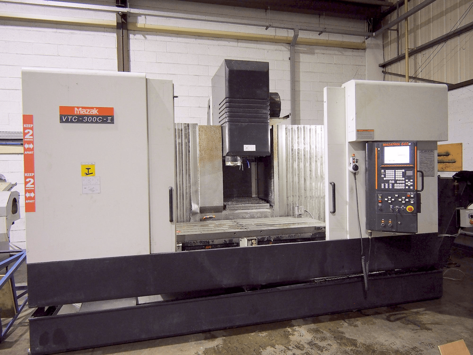 Vista frontale della macchina Mazak VTC-300C-II
