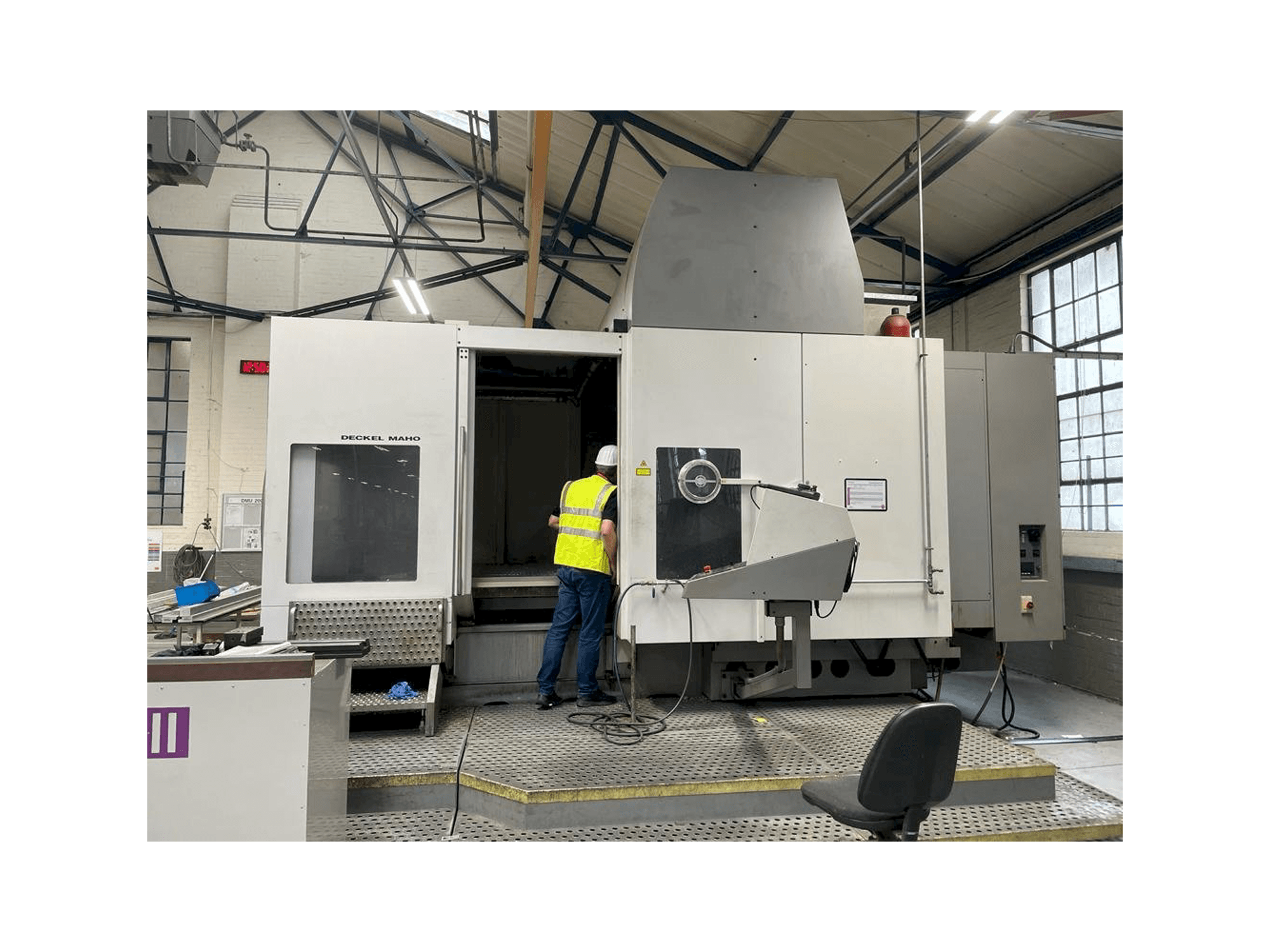 Vista frontale della macchina DECKEL MAHO DMU 200T