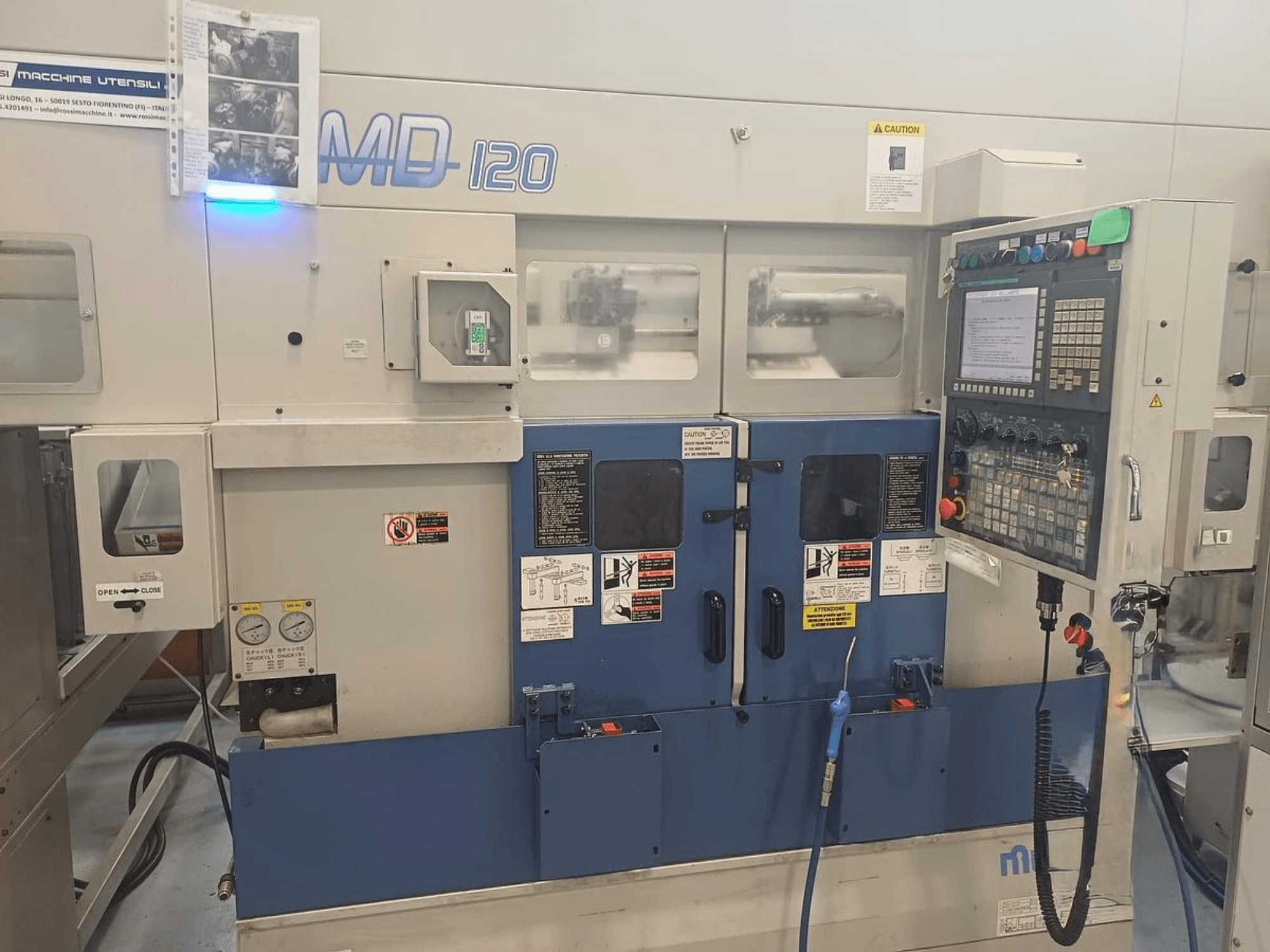 Tornio orizzontale MURATEC MD 120, vista frontale con pannello di controllo, porta e manometri.