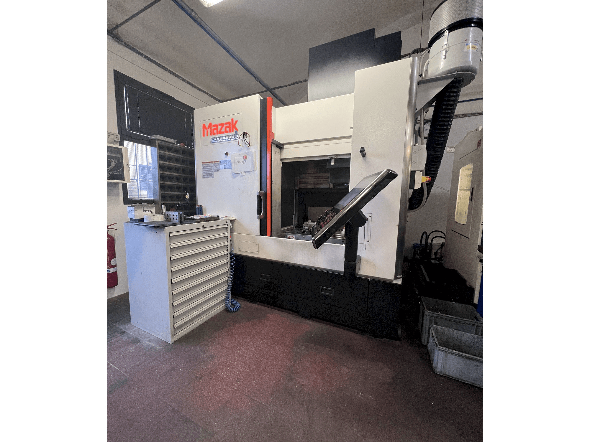 Vista frontale della macchina Mazak FJV 200 Smooth G