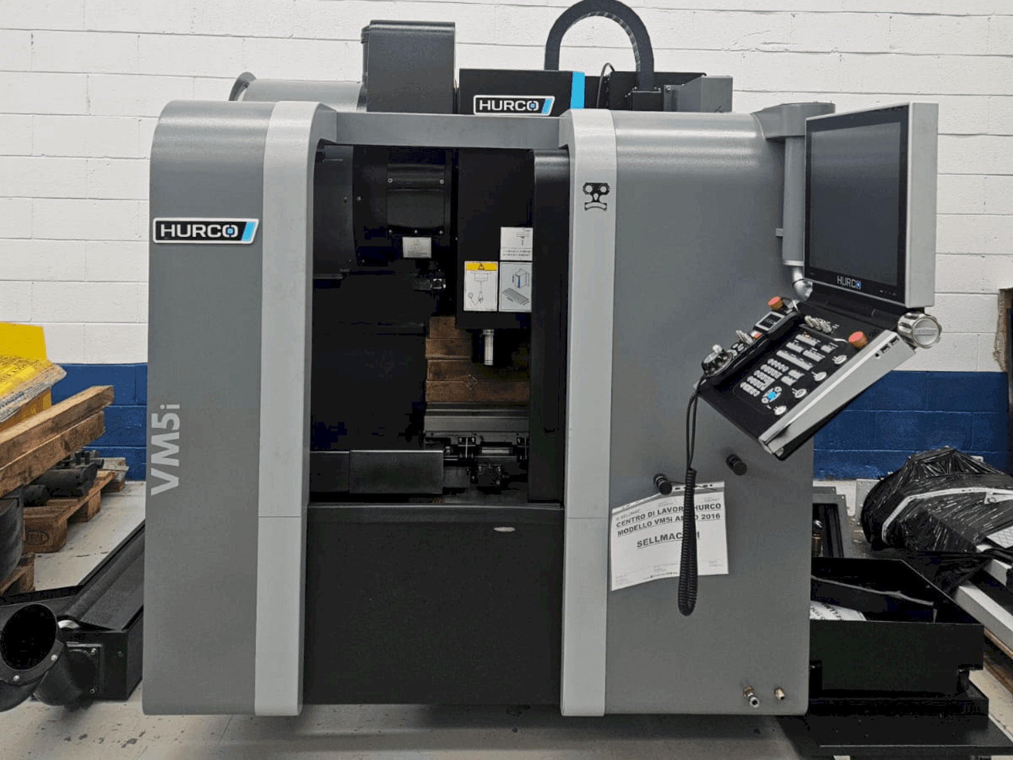 Vista frontale della macchina Hurco VM5i