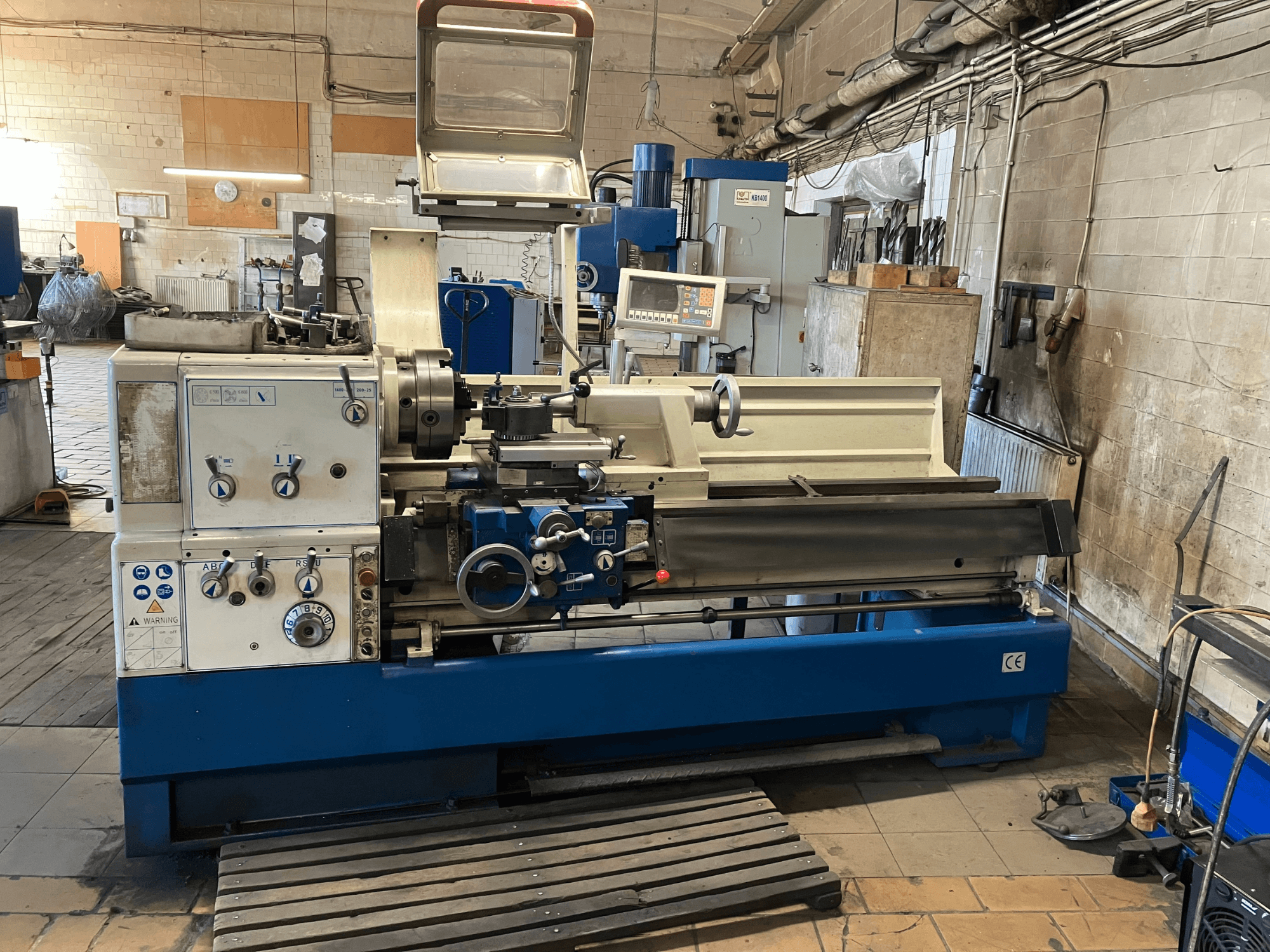 Tornio orizzontale KNUTH Turnado 280/1500, vista frontale che mostra il pannello di controllo, il mandrino e il portautensili, in un ambiente di officina.