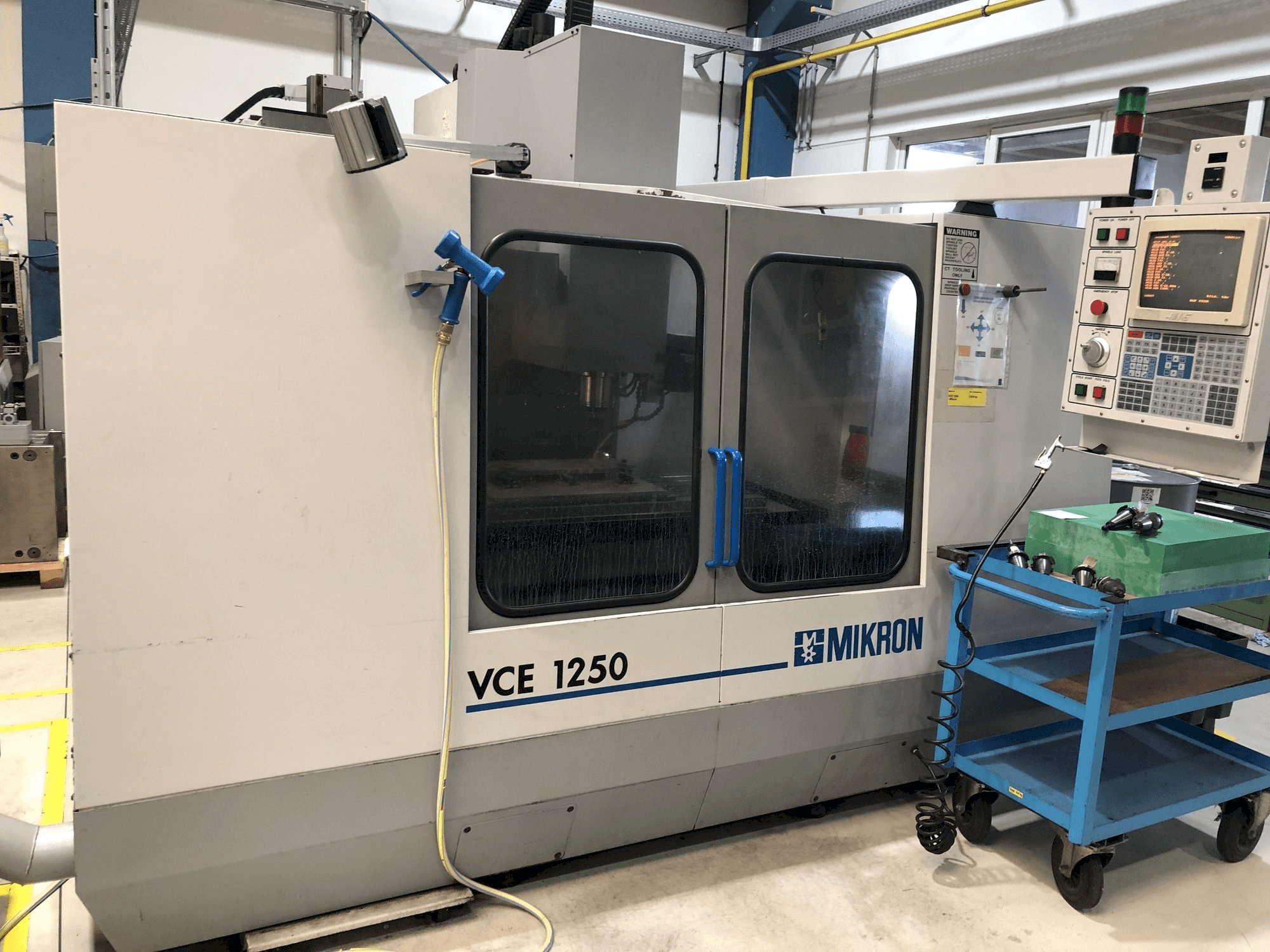 Vista frontale della macchina MIKRON VCE 1250