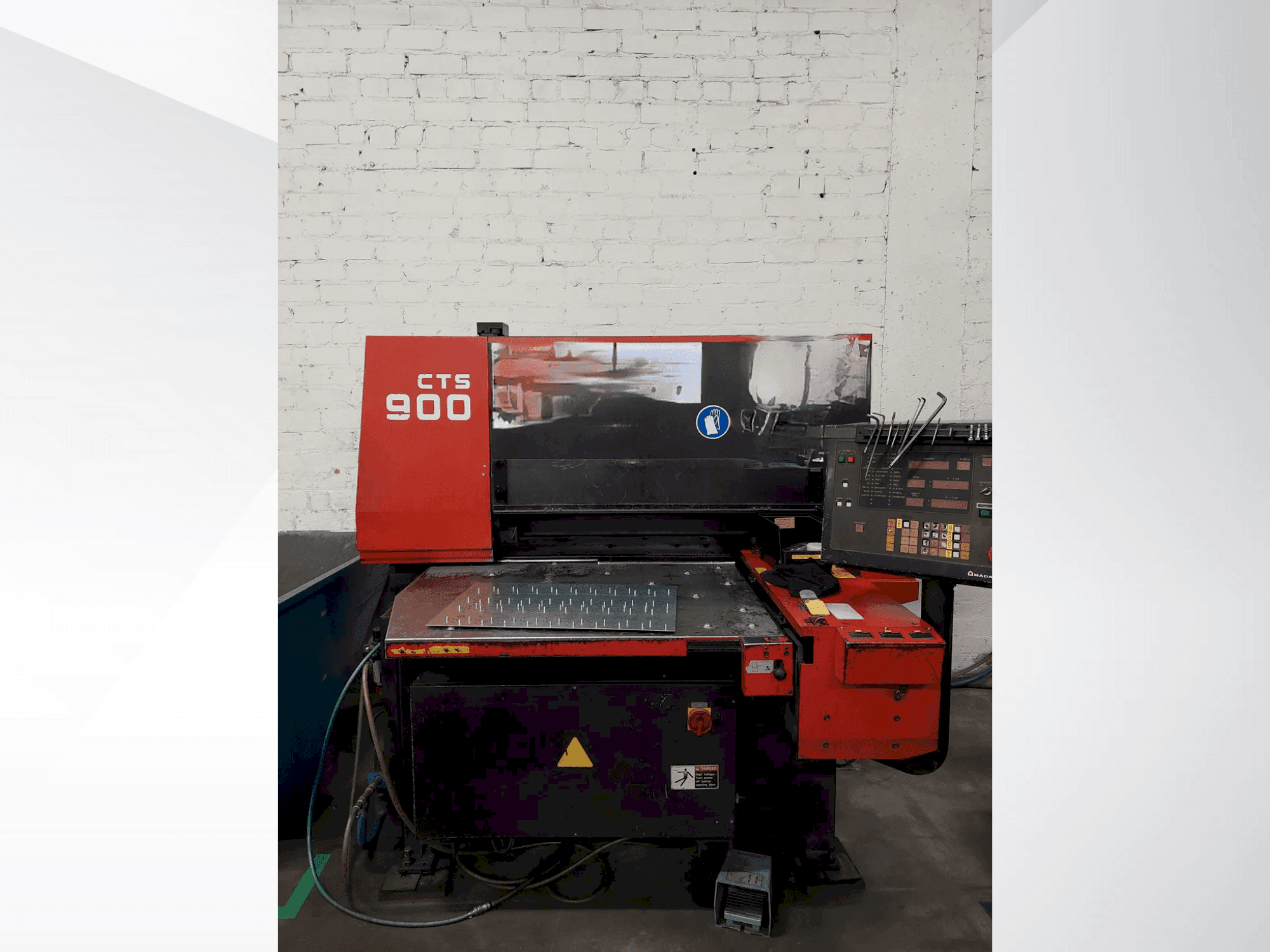 Vista frontale della macchina AMADA CTS-900