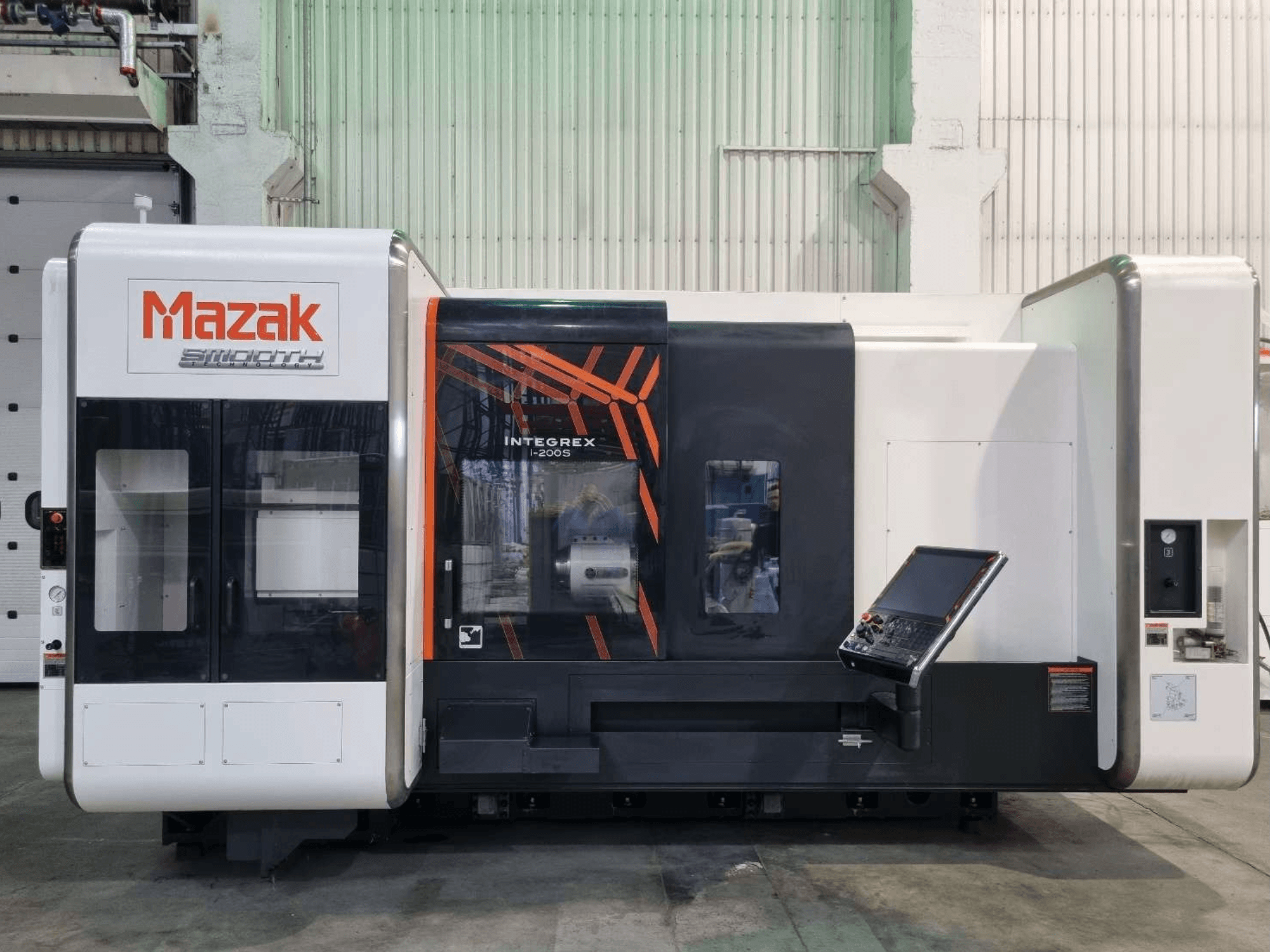 Centro di tornitura Mazak INTEGREX i-200 S, vista frontale, con pannello di controllo e ampia finestra per la visibilità dell'area di lavorazione.