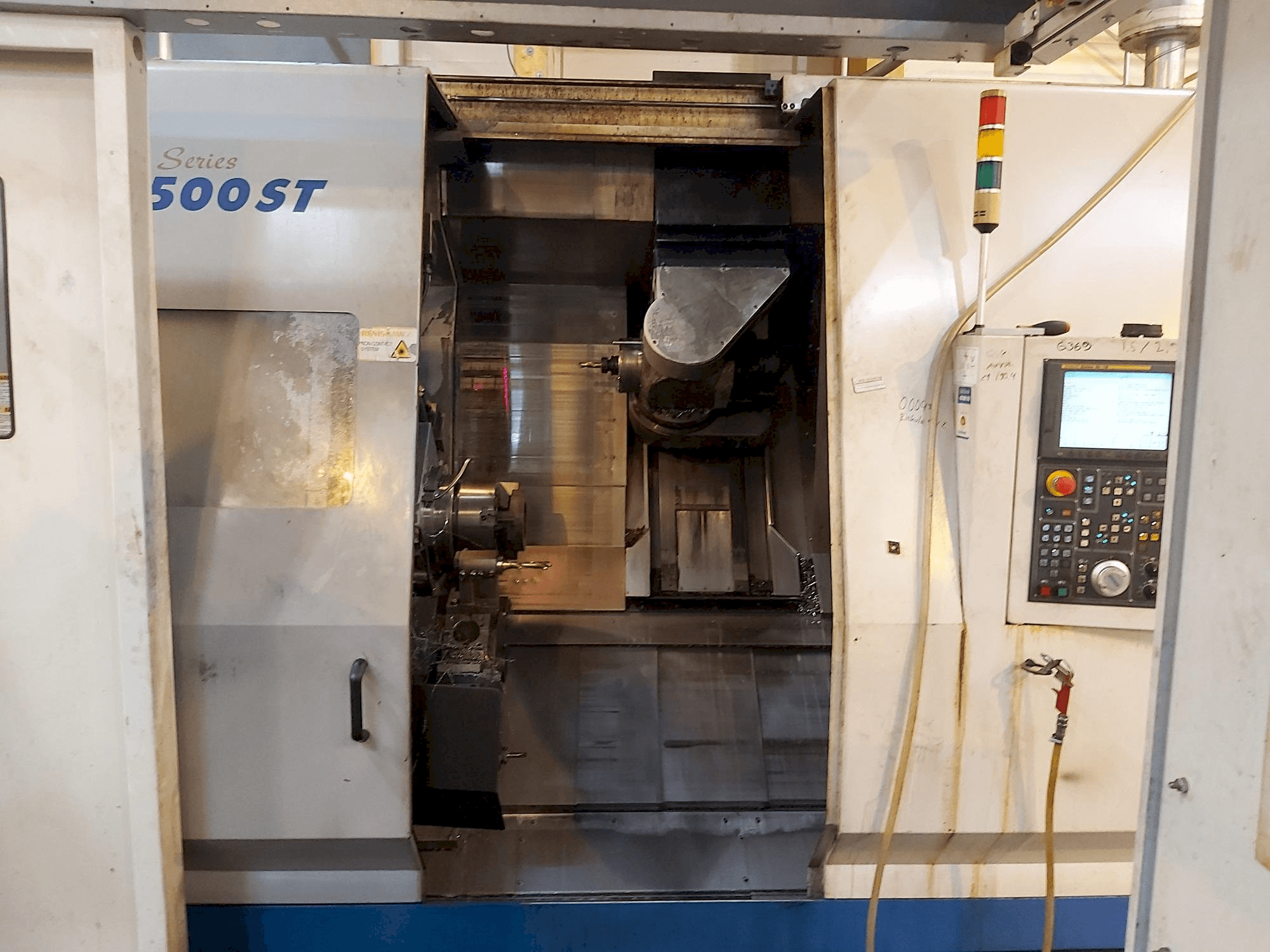 Vista frontale della macchina Doosan Puma MX 2500 ST