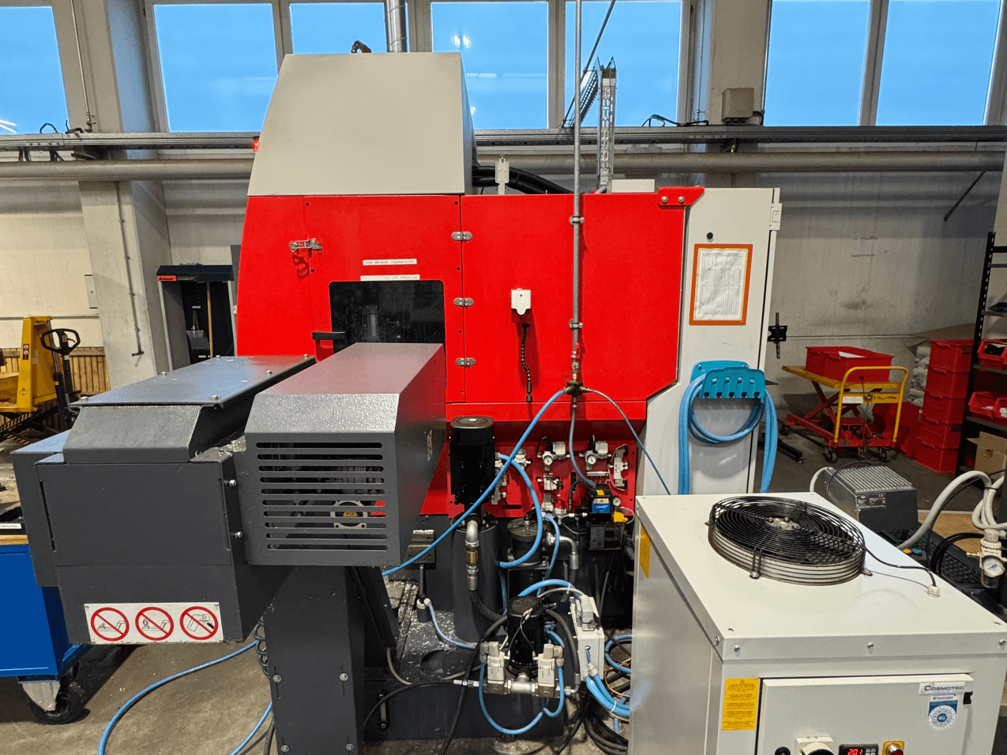 Centro di lavoro verticale EMCO MAXXMILL 350, vista frontale, che mostra i dettagli del complesso macchinario e del pannello di controllo.